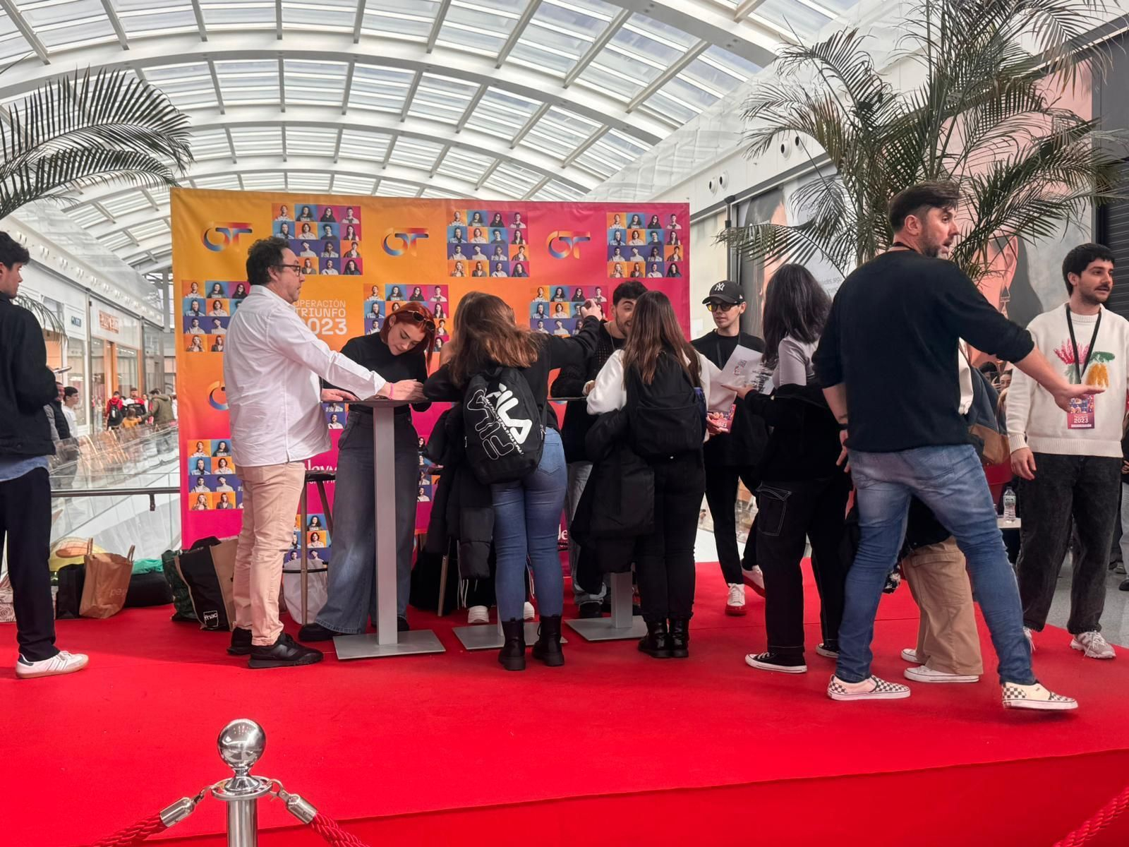 Pasión por OT en Granada: Denna, Violeta y Álex Martínez firman discos