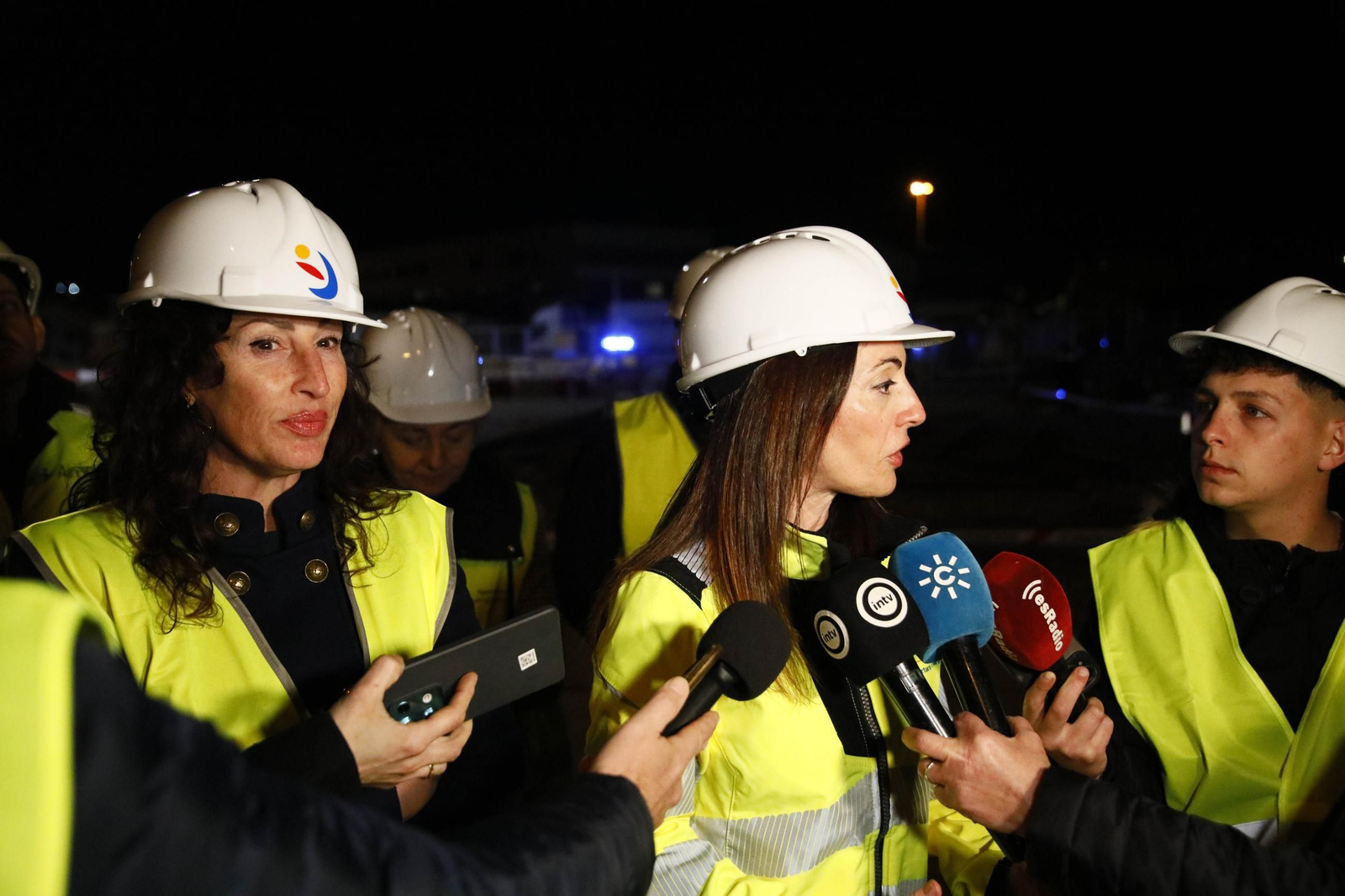 Las imágenes del derribo de la marquesina de la entrada al Puerto de Almería