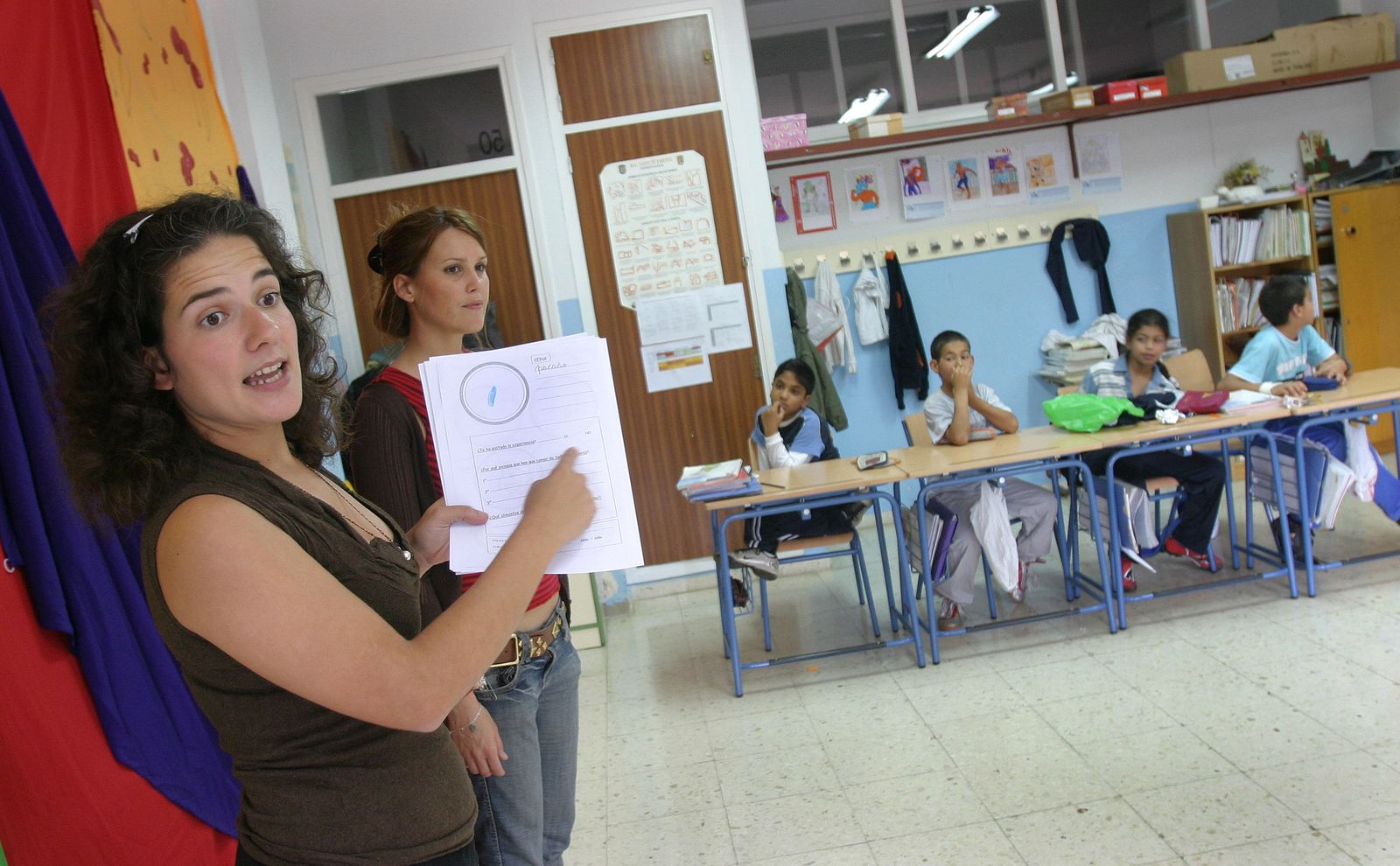 Clase sobre hábitos alimenticios saludables en un aula de Primaria.