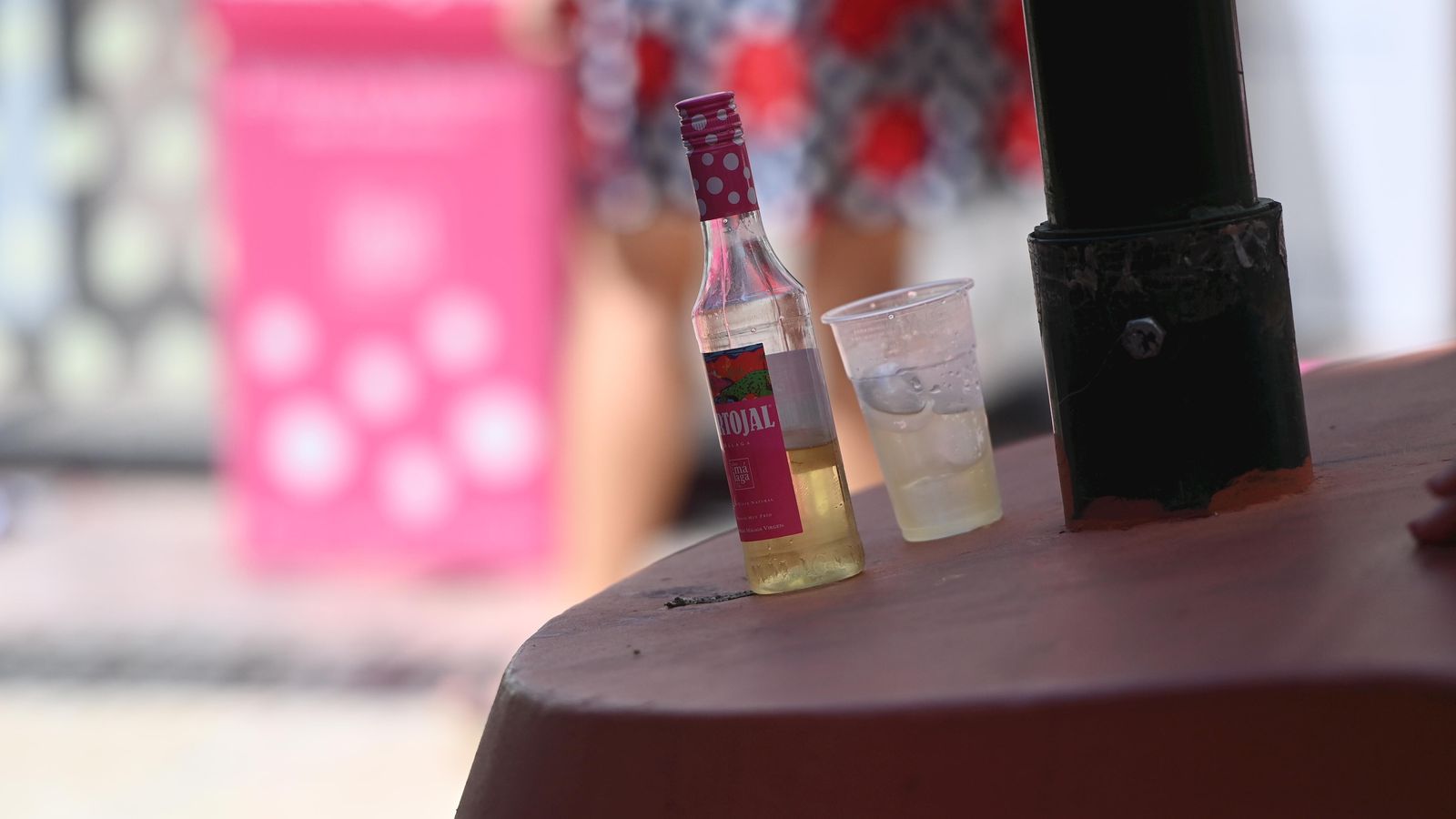 Una botella y un vaso olvidados en la plaza de la Constitución.