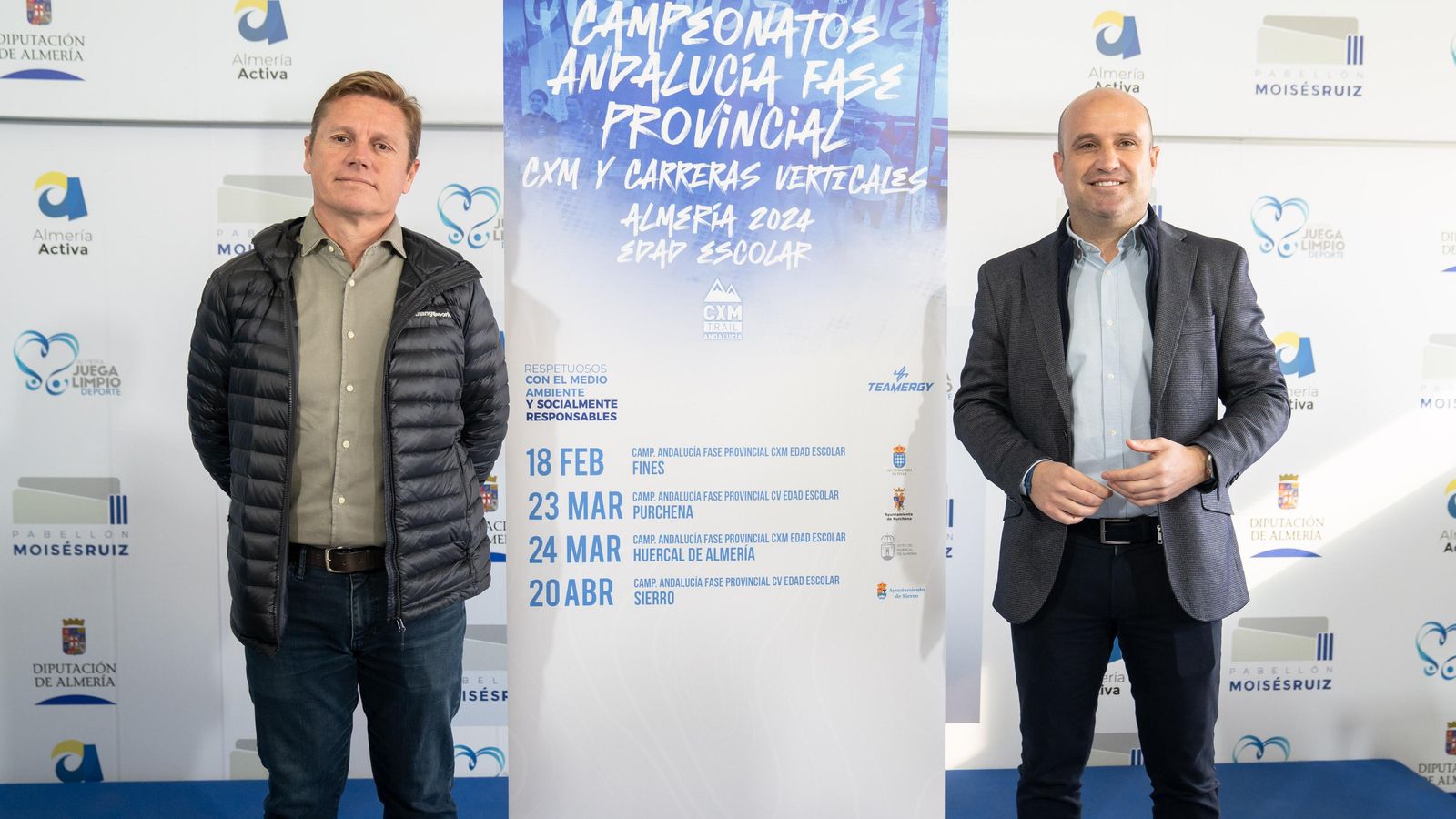 El diputado de Deportes y el delegado de la Federación Andaluza de Montañismo posan con el cartel del circuito.