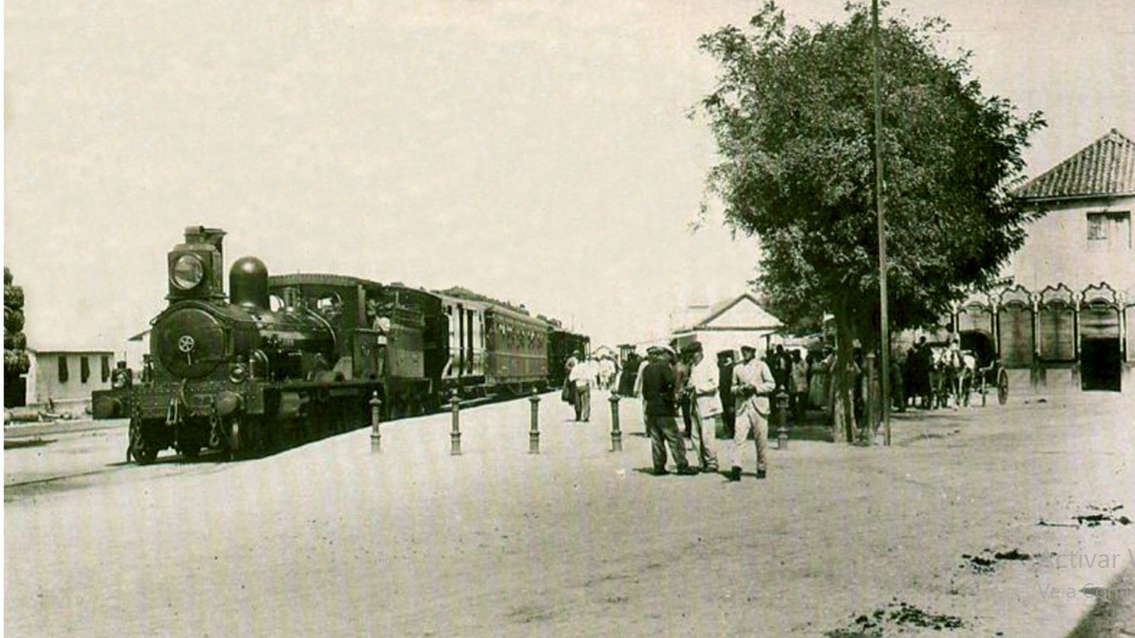 Un tren, tirado por una locomotora 2-2-0 tipo “American”, preparado para abandonar la estación del puerto. Fotografía tomada hacia 1910. Detrás y a la izquierda de los árboles, el edificio de la estación.
