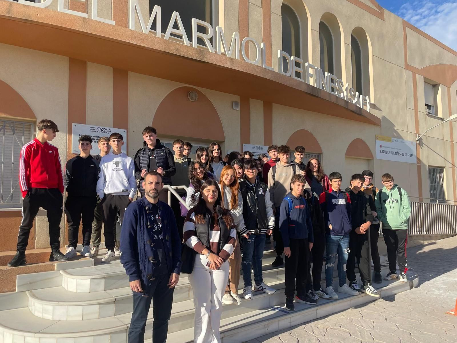 El grupo de jóvenes cantorianos frente a las instalaciones de la Escuela del Mármol de Fines