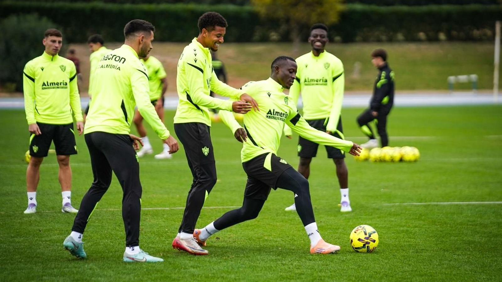 Dion Lopy, Daijiro Chirino y Nelson Monte, con Perovic y Baba en segundo plano, en el entrenamiento del pasado viernes.