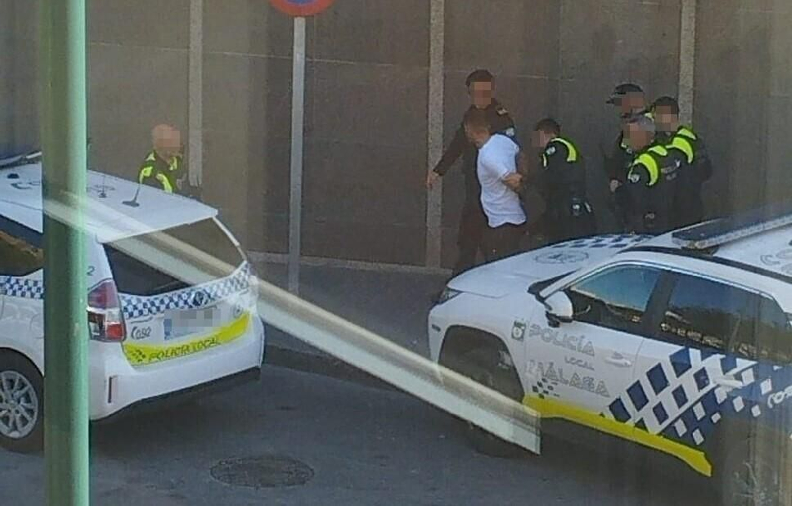 Policías locales de Málaga en el momento de la detención. Policías locales de Málaga en el momento de la detención.