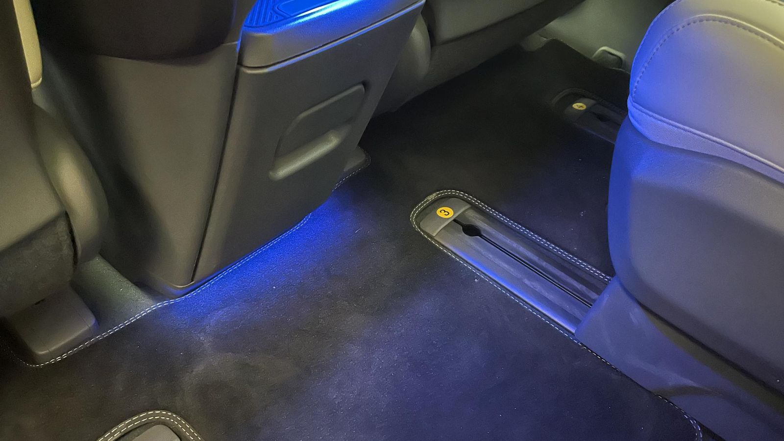 Sin un túnel de transmisión que estorbe, la movilidad entre los asientos se facilita mucho. Los centrales pueden adoptar disposiciones muy distintas gracias a sus regulaciones.