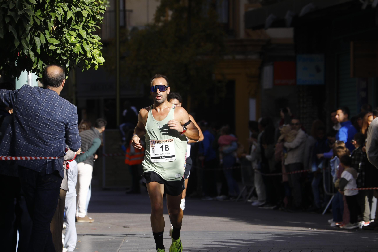 La gloria de cruzar la Puerta del Puente: las fotos de la línea de meta de la Media Maratón de Córdoba 2024