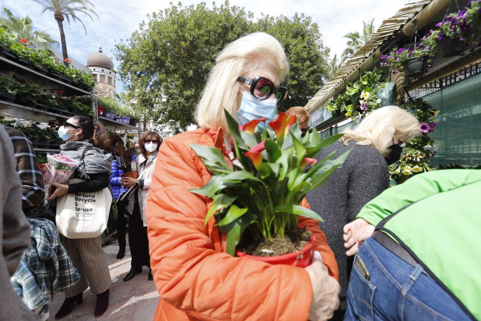 Ambiente en el Mercado de las Flores y Plantas de la Plaza de las Monjas.