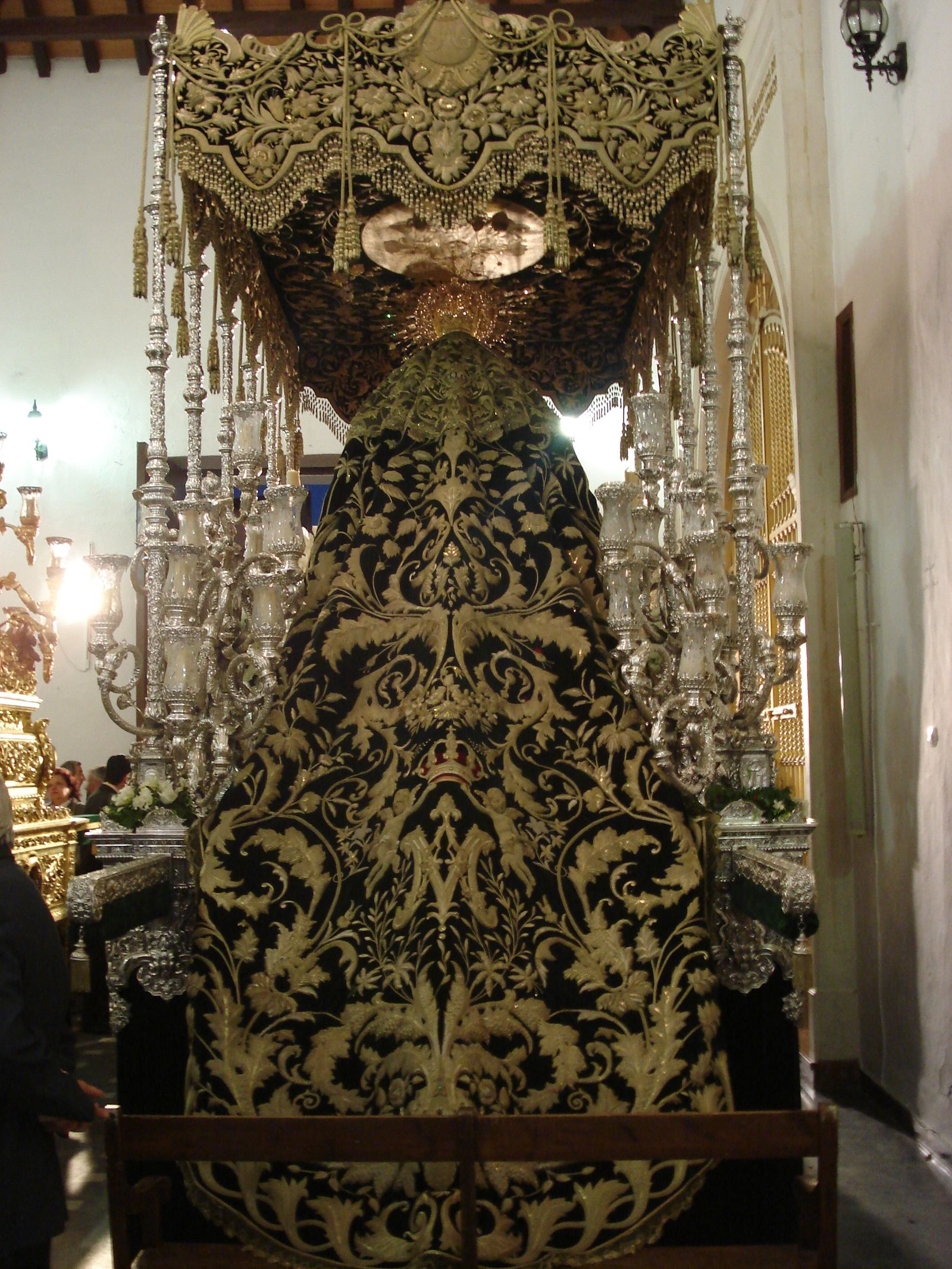 El paso de la Virgen de las Angustias, de Alcalá del Río, un prodigio del bordado.