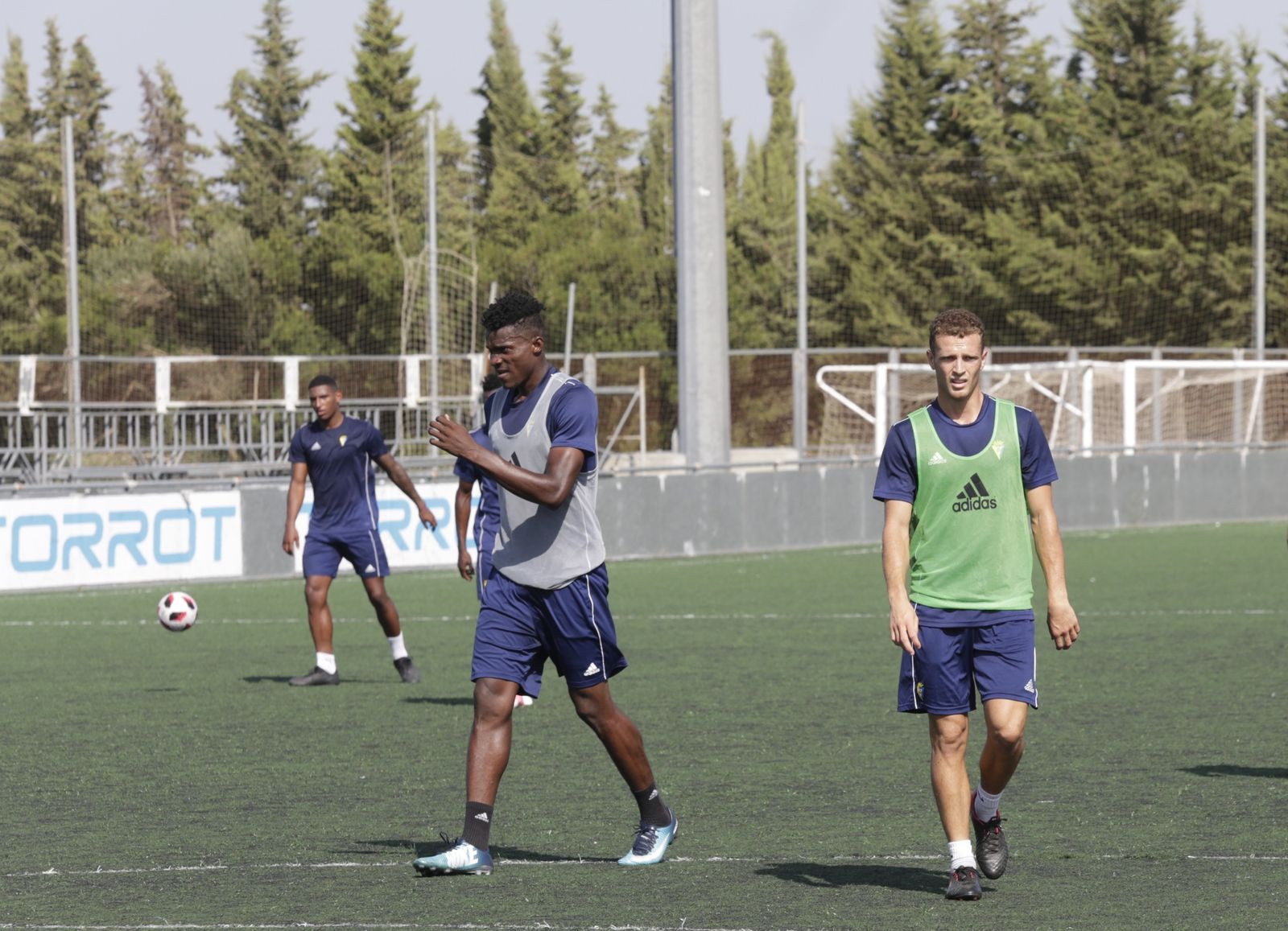 Jordi Tur (d), Saturday y Seth Vega (al fondo), bajas cadistas.