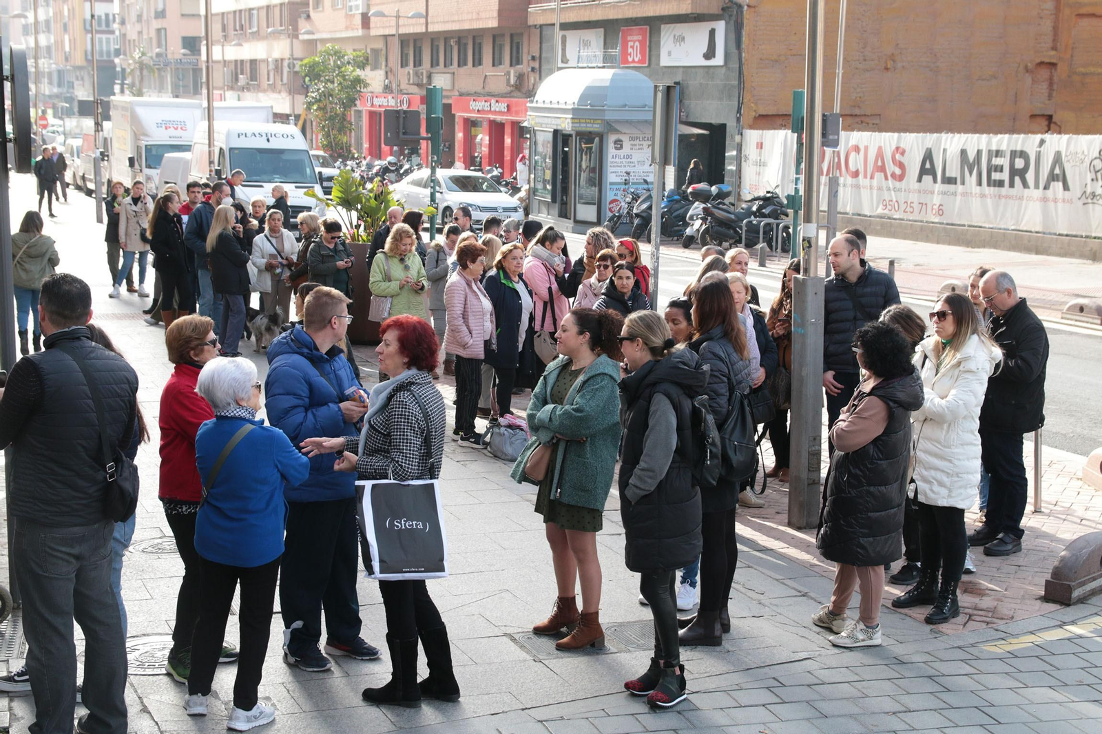 La cola para las entradas del acto de Bisbal como Hijo Predilecto de Almería