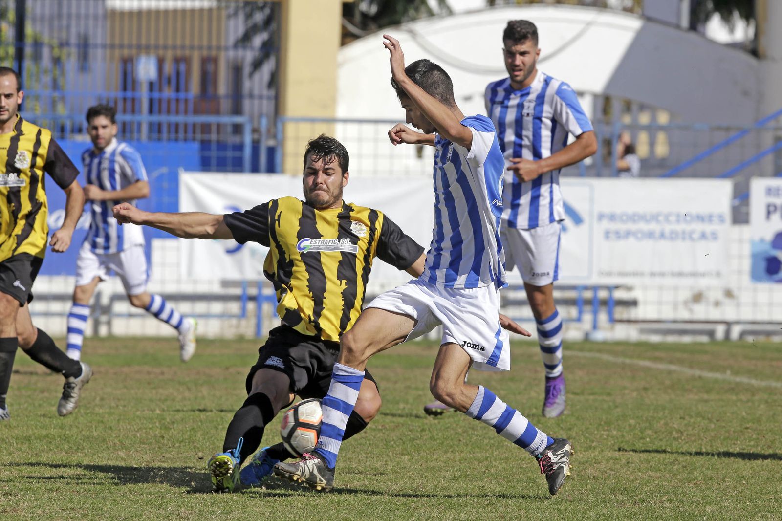 Moi trata de avanzar ante un bazanero que se lanza con todo a ras de hierba.
