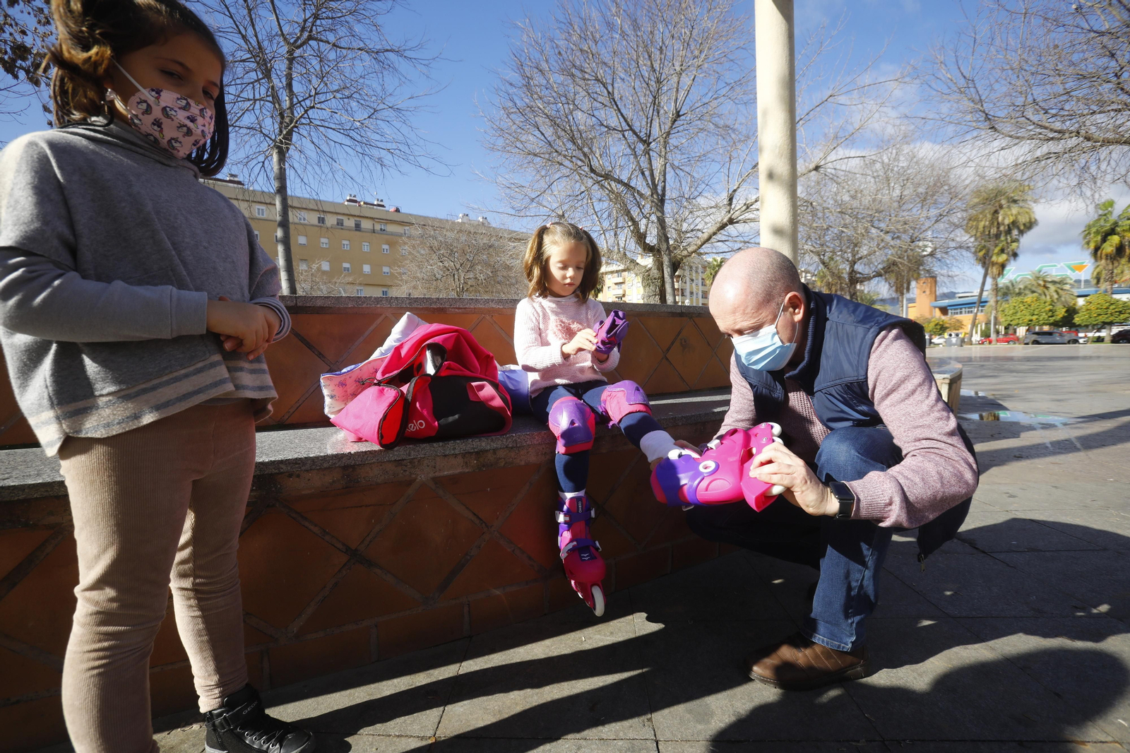 Los niños estrenan sus Regalos de Reyes por las calles de Córdoba, en fotografías