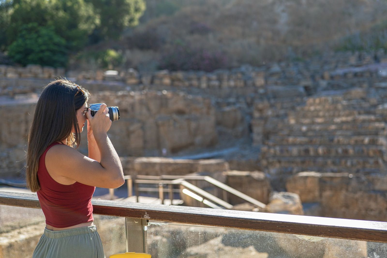 Una turista toma una foto en el Teatro Romano de Málaga.