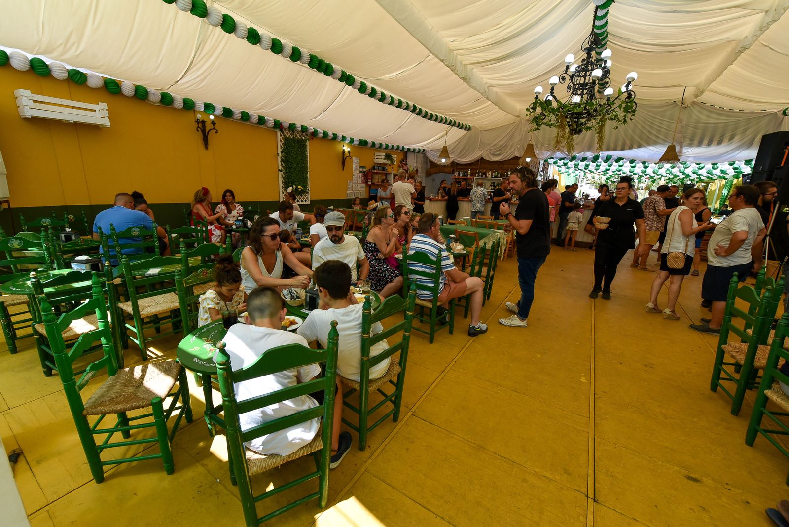 Búscate en las fotos del Domingo Rociero de la Feria de San Roque