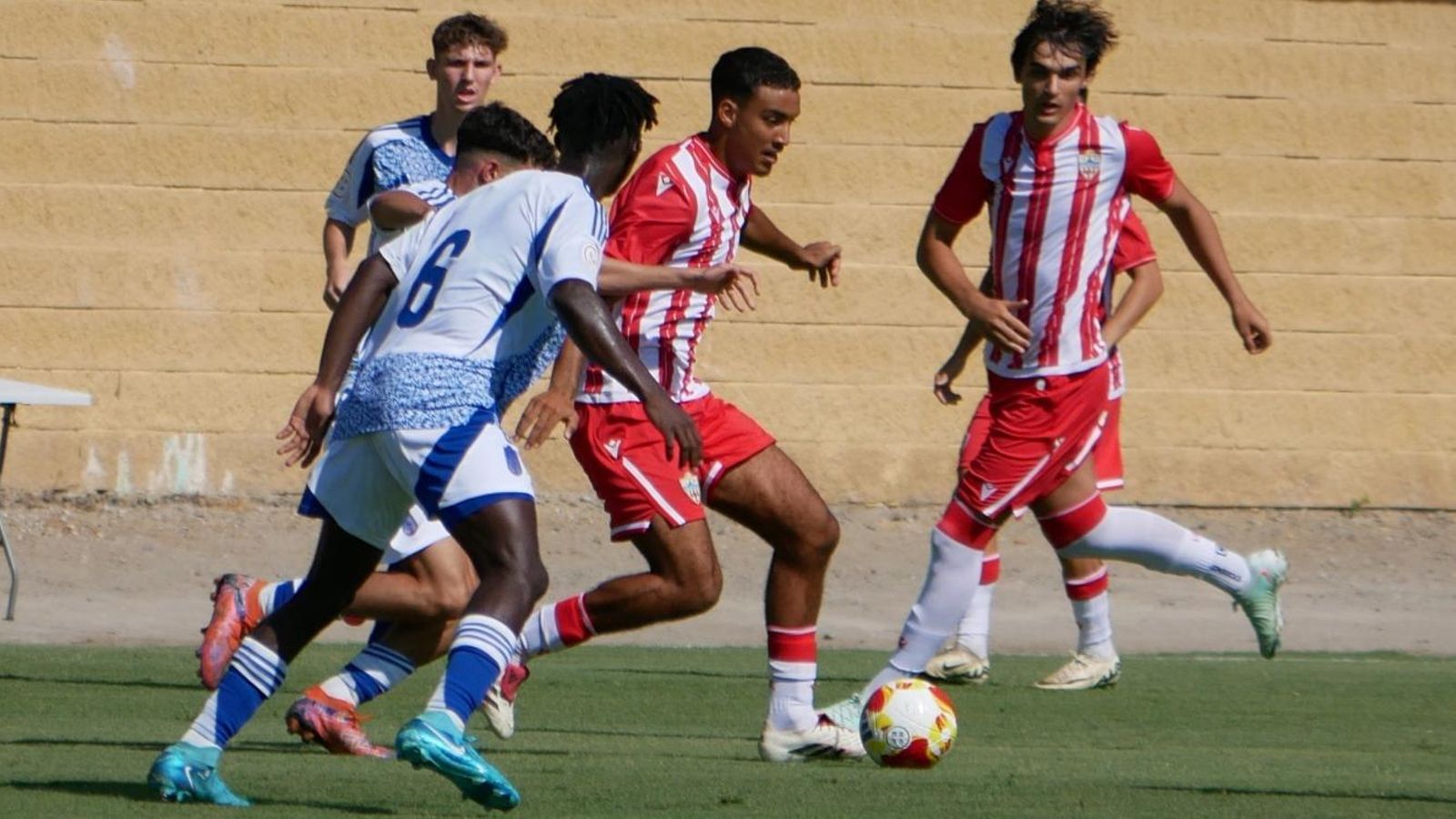 Hou, rodeado por varios contrarios en el amistoso de este sábado.