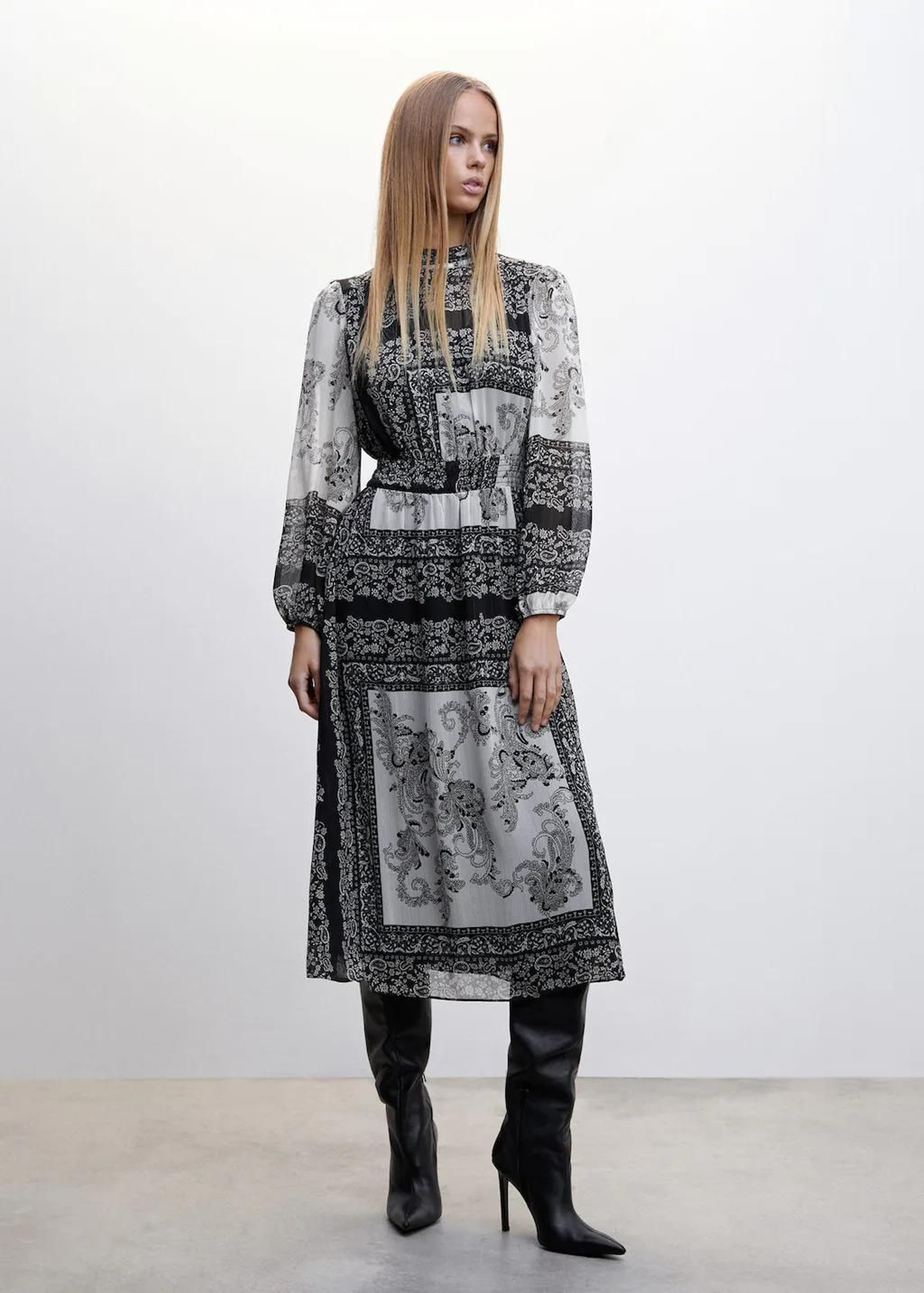 Vestido estampado con mangas ablusonadas de Mango. Vestido estampado con mangas ablusonadas de Mango.