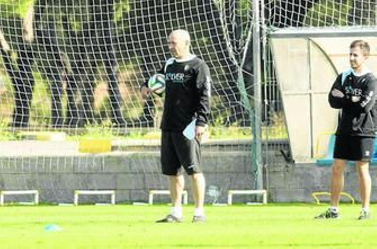 Claudio Barragán no pierde detalle en uno de los entrenamientos del Cádiz en El Rosal.