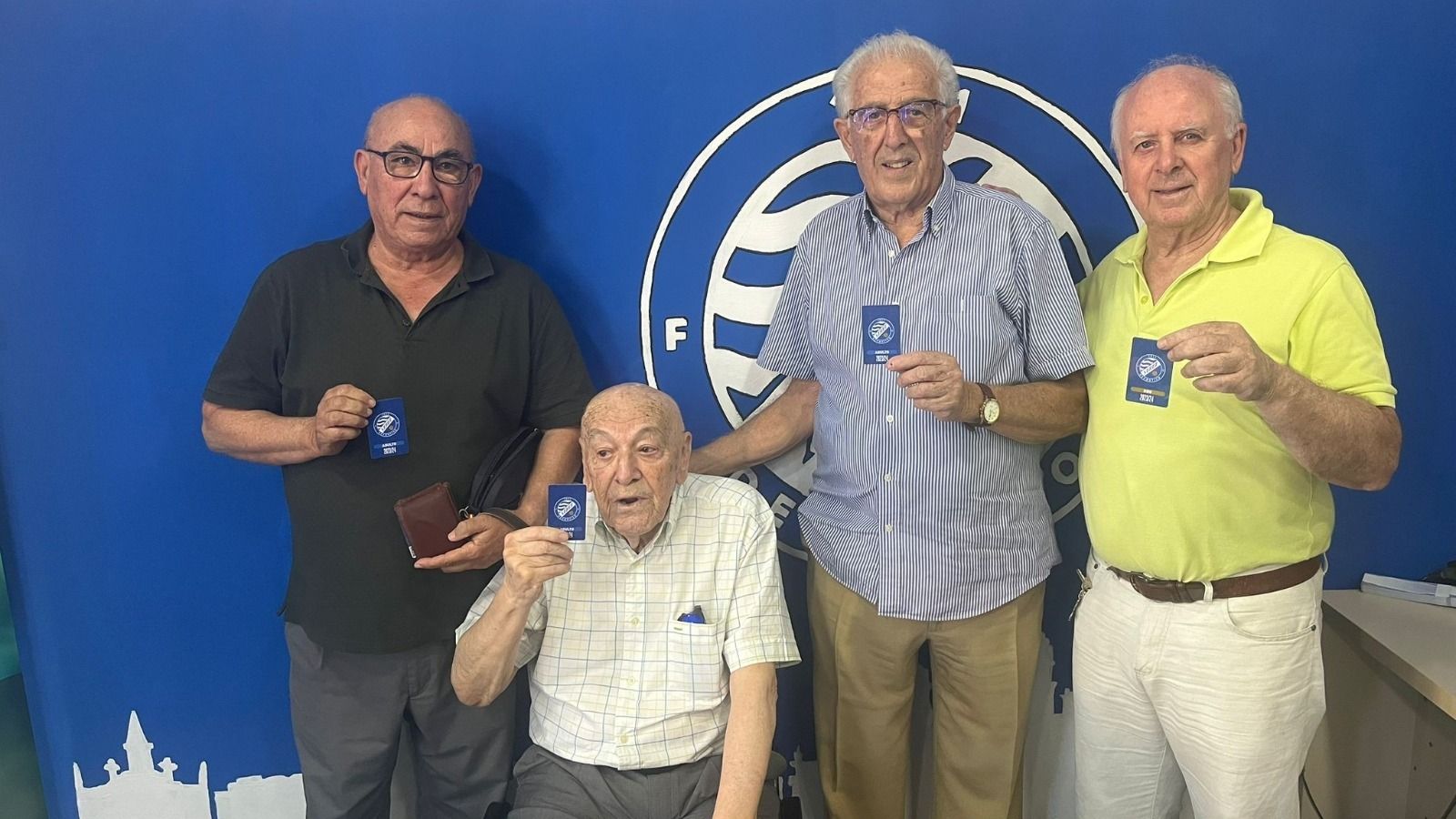 Salvador Pineda, con su carnet de socio, junto a varios integrantes de la Tertulia Xerecista.