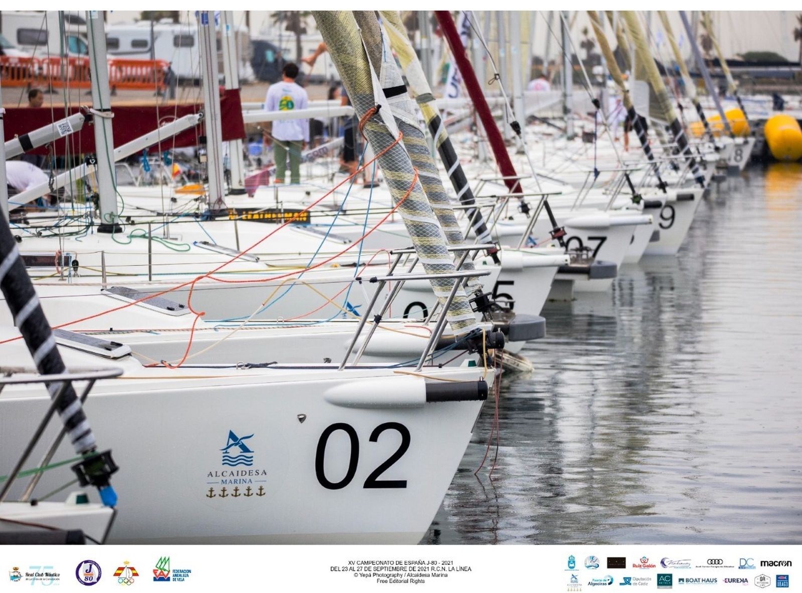 La flota, amarrada, esperando la señal para hacerse a la mar