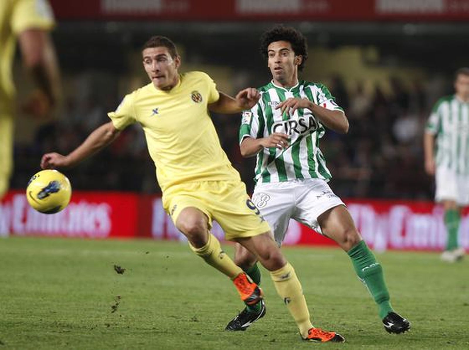 El delantero argentino del Villarreal CF, Marco Rubén (i), intenta marcharse del centrocampista brasileño del Real Betis, Iriney da Silva (d).

Foto: EFE