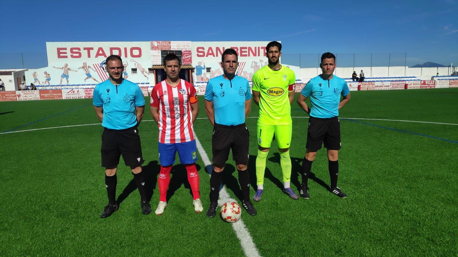 Los capitanes del Atlético Porcuna y del Poli El Ejido posan con el trío arbitral antes del comienzo del encuentro.
