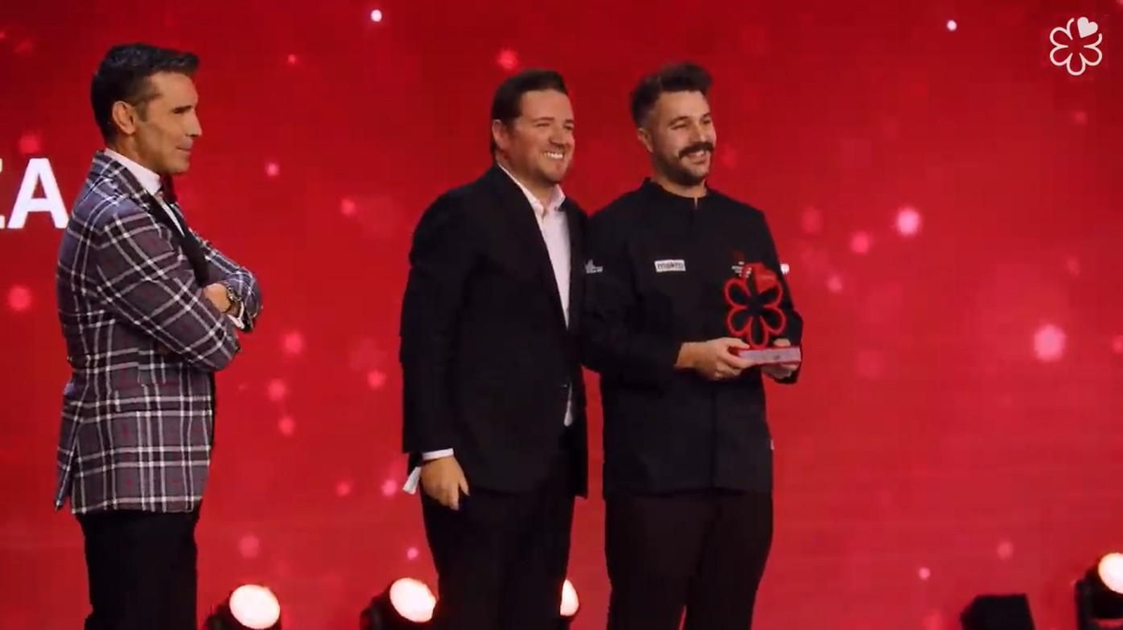 Juan Carlos García recogiendo el premio.