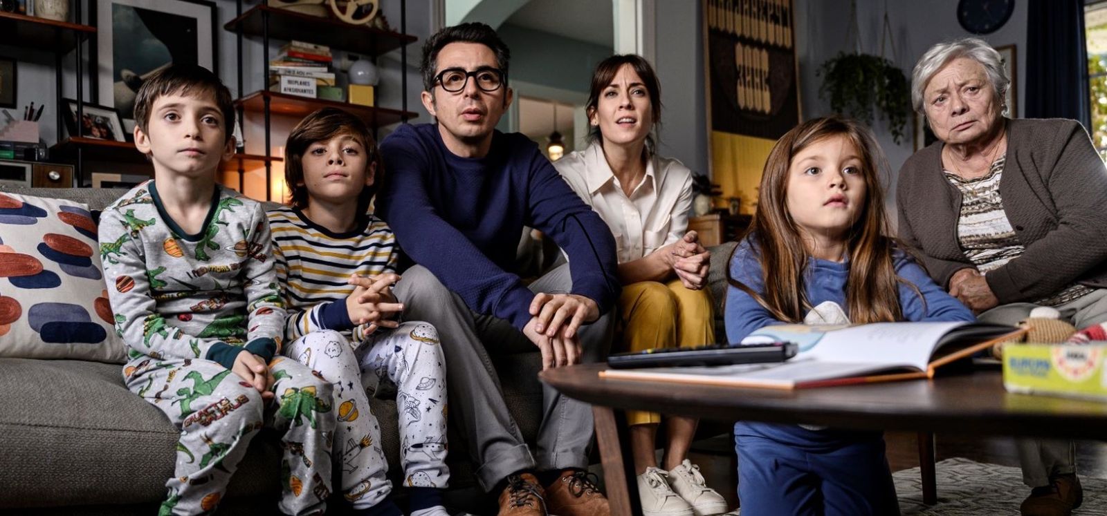 Berto Romero, Ana Ugarte y familia en una imagen de 'Mira lo que has hecho'.