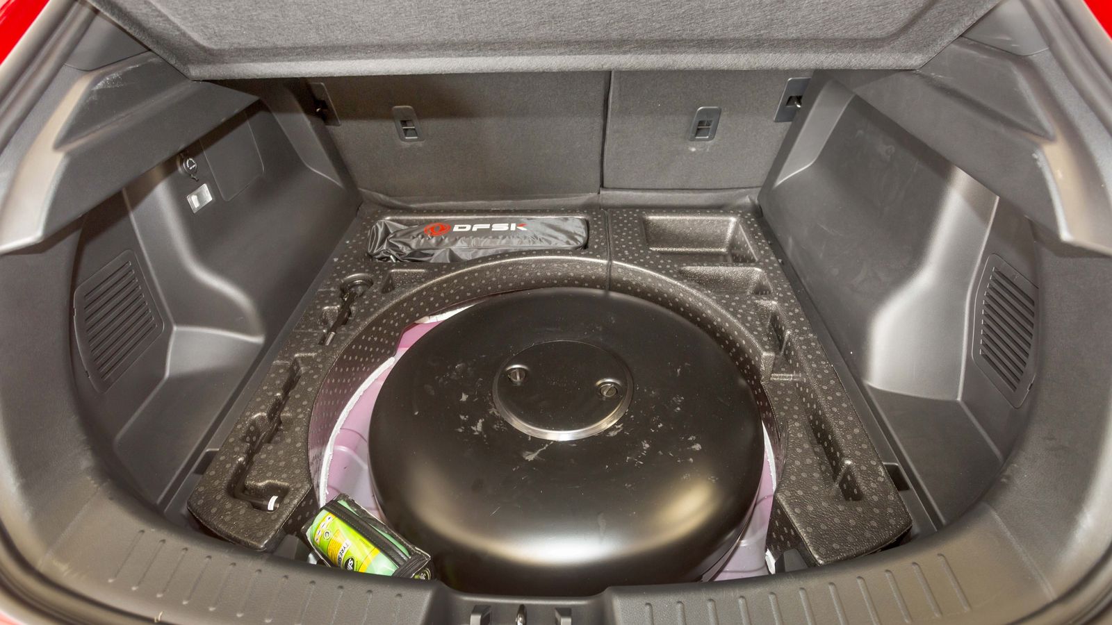 Bajo el piso del maletero se encuentra el depósito de gas de tipo toroidal. La instalación del kit para el uso de este combustible se realiza en España, una vez importados los coches.