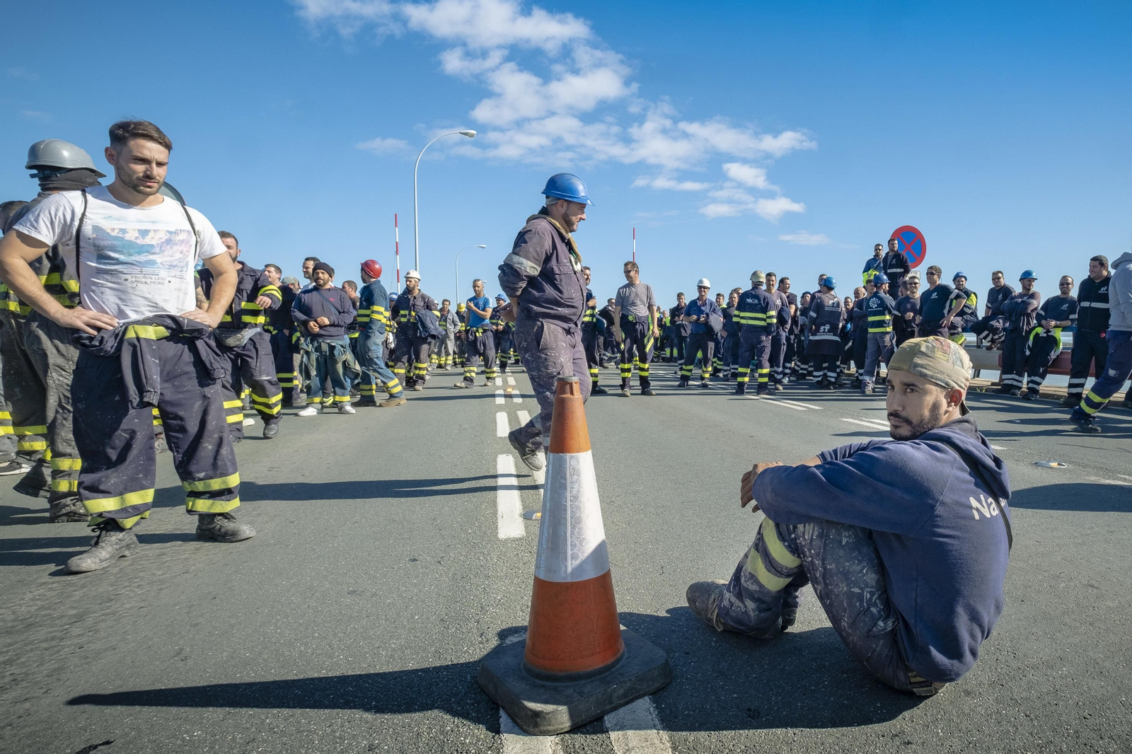 Imágenes de la protesta de las empresas auxiliares de Navantia Puerto Real en el Puente Carranza