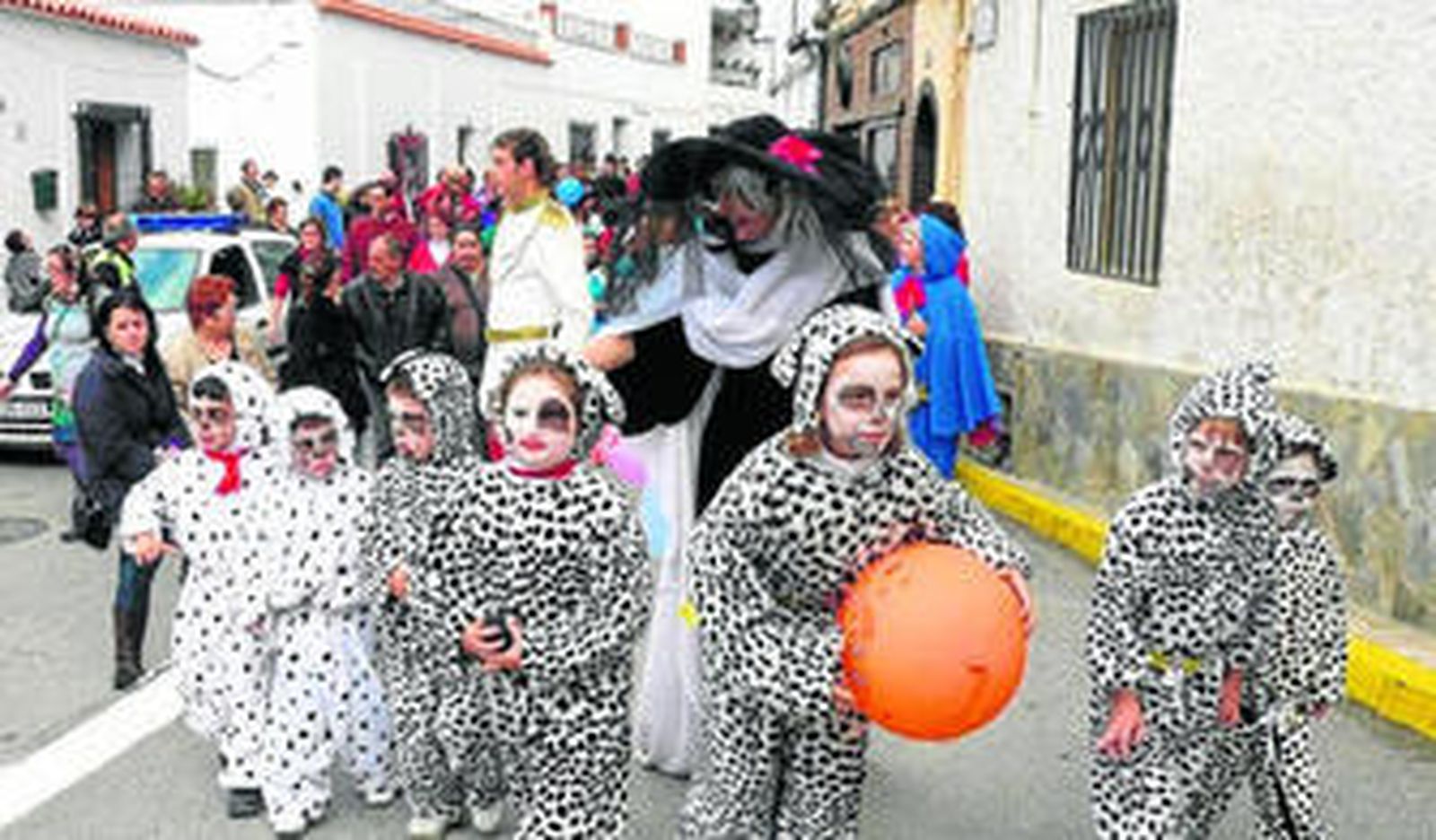 Cruella de Vil y los 101 dalmatas formaban parte del pasacalles.