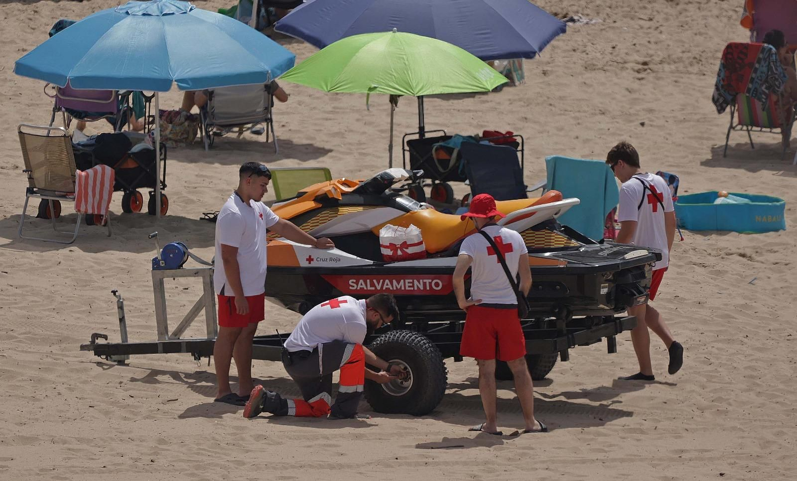 Algeciras inaugura la temporada de playas con gran afluencia de personas en Getares y El Rinconcillo