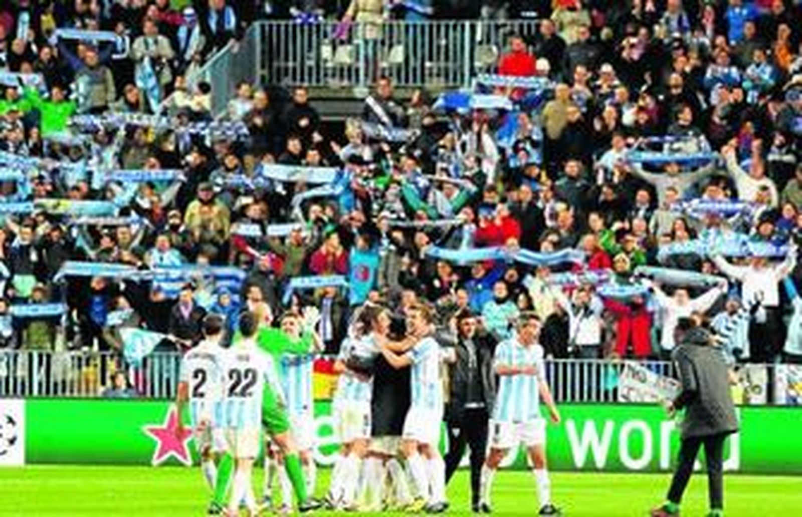 Los jugadores del Málaga celebran la clasificación para cuartos de la Champions ante la afición.