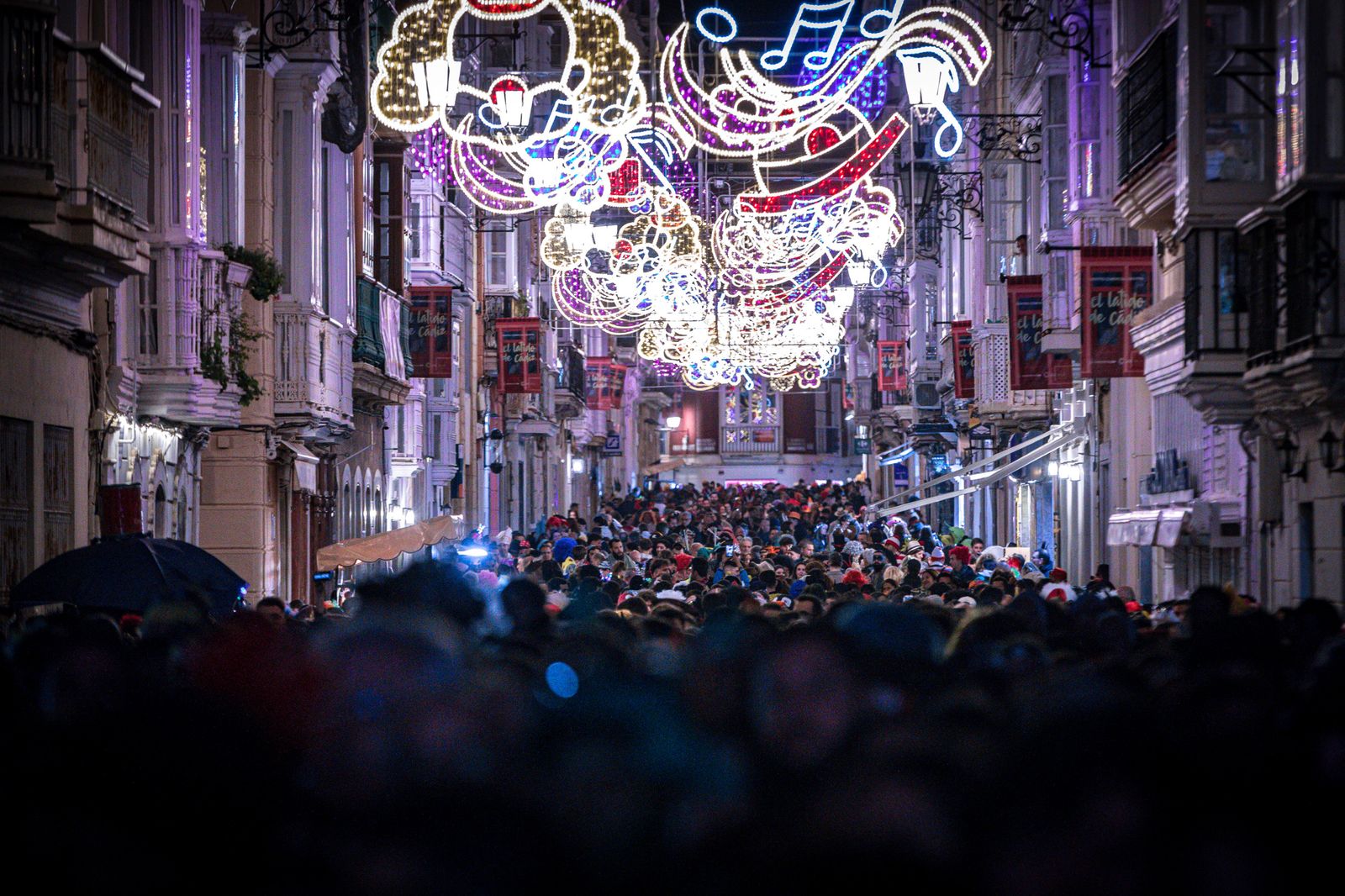 La calle Ancha aparece abarratoda de personas en una noche de este Carnaval.
