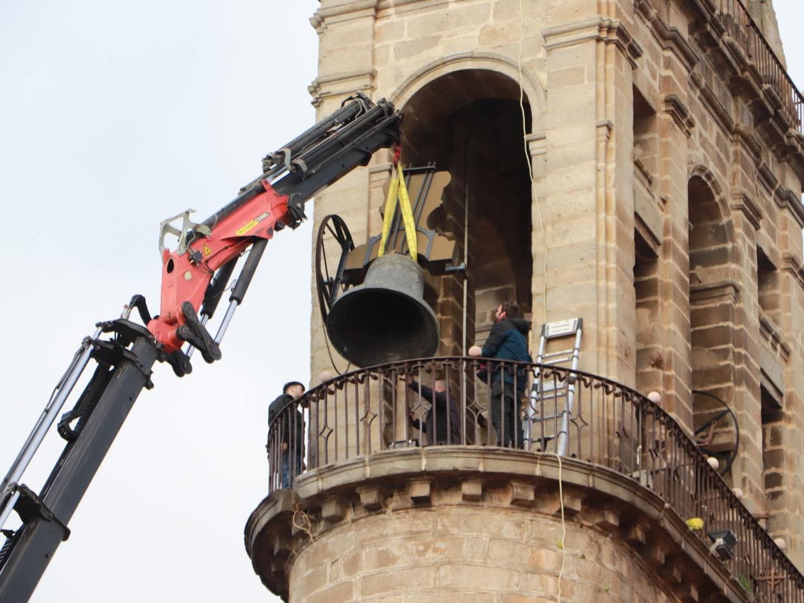 Retirada una campaña de la Catedral de la Sierra de Hinojosa del Duque para su restauración