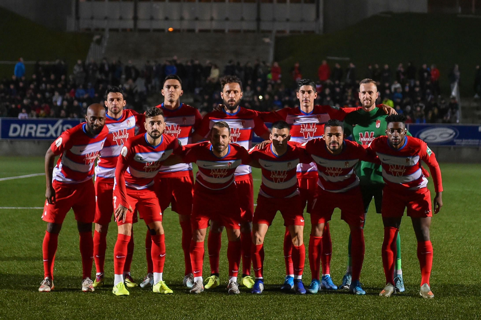 El Granada posa antes de su último partido en Badalona.