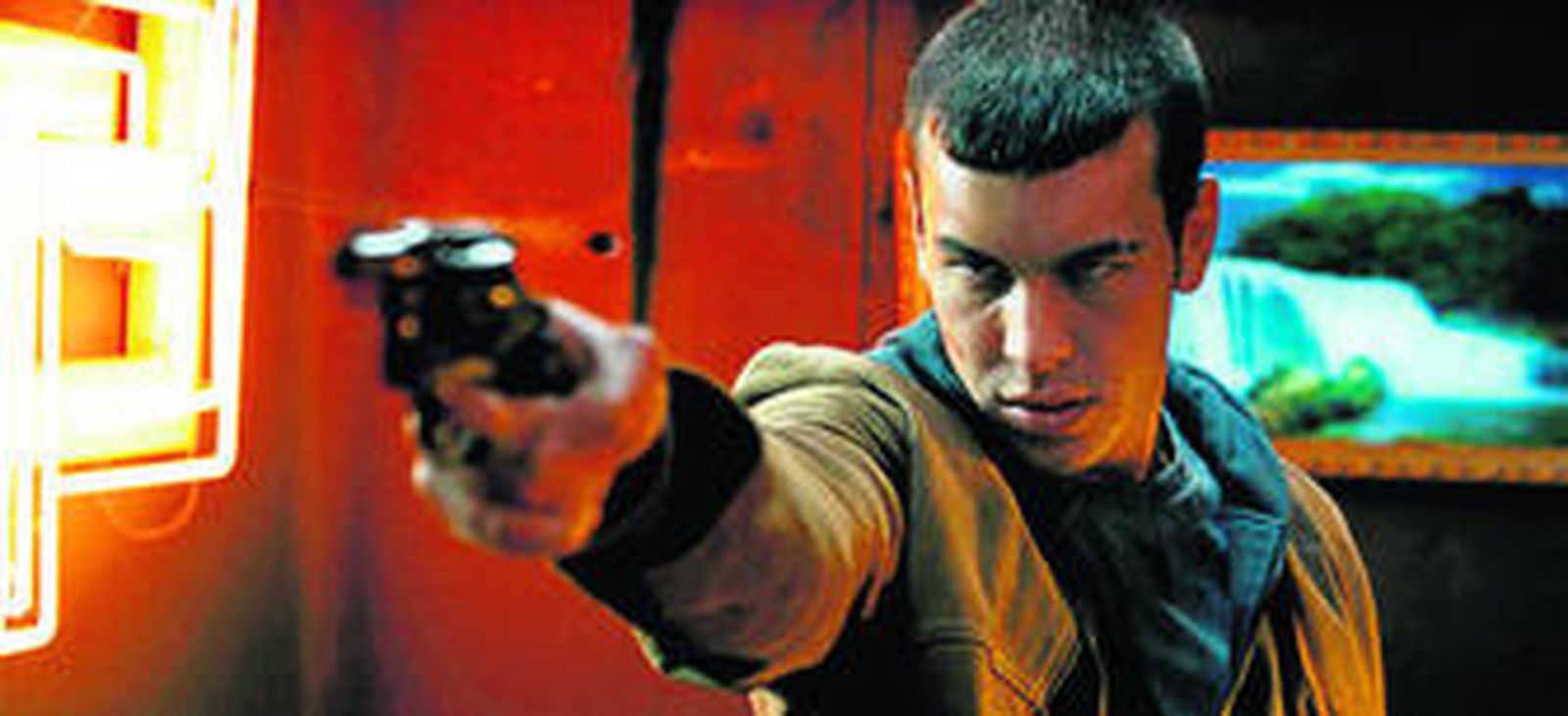 El popular Mario Casas, nuevo ídolo adolescente, en una escena de 'Carne de neón'.