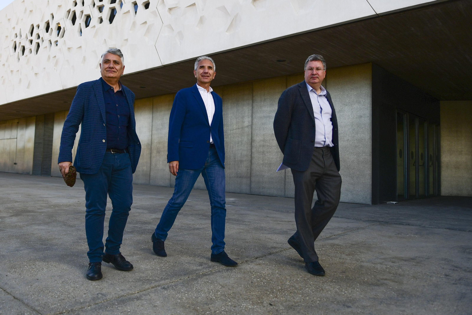 Juan Antonio Álvarez Reyes, Miguel Ángel Vázquez y Álvaro Rodríguez Fominaya, ante la fachada del C3A de Córdoba.