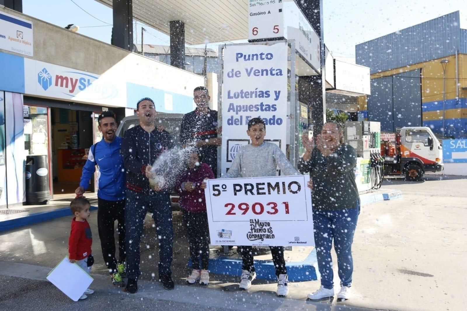 Los vendedores del quinto premio agraciado con el número 29031 en la gasolinera malagueña de Tamoil.