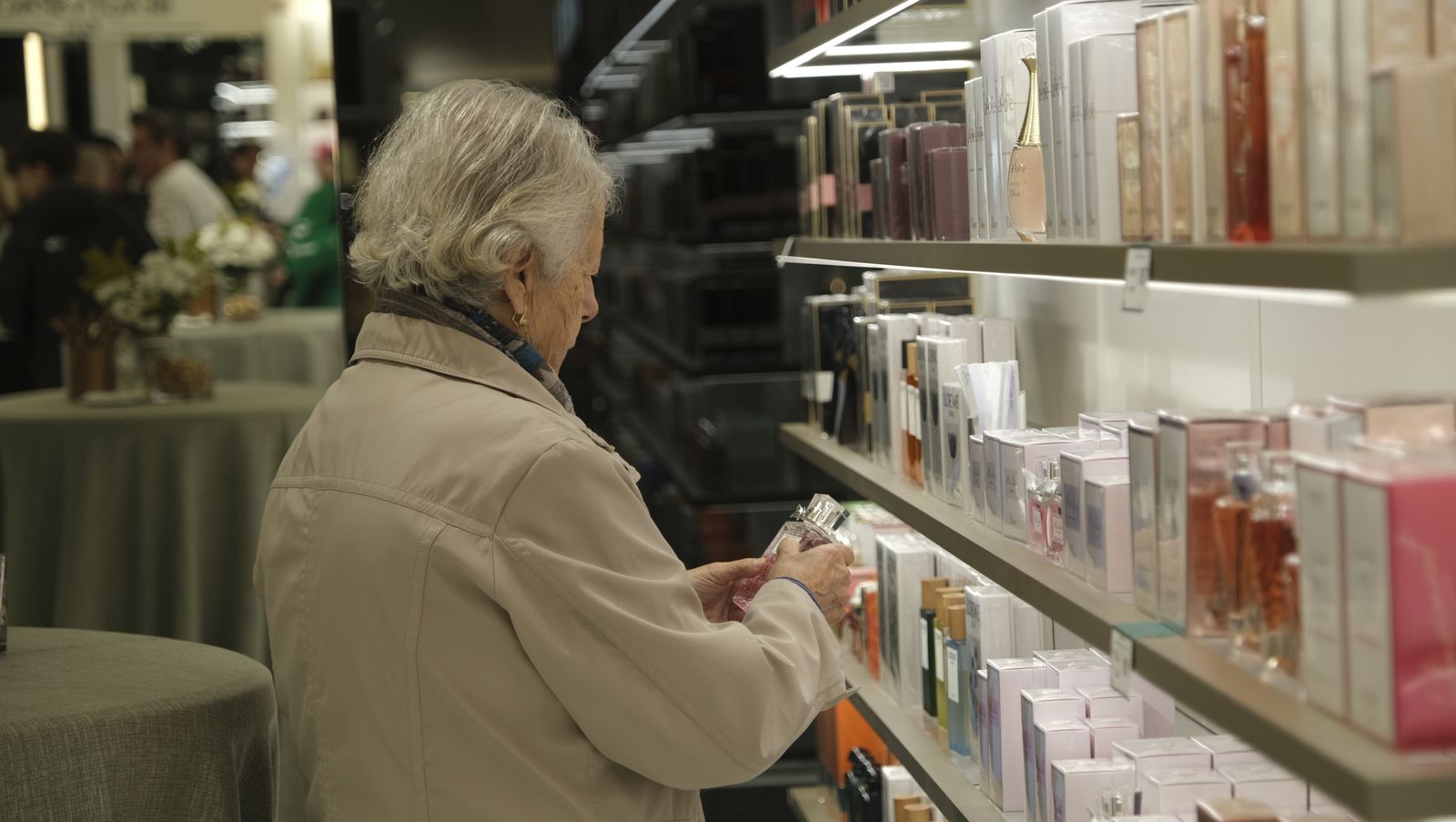 Perfumería Júlia abre de nuevo sus puertas, en Almería