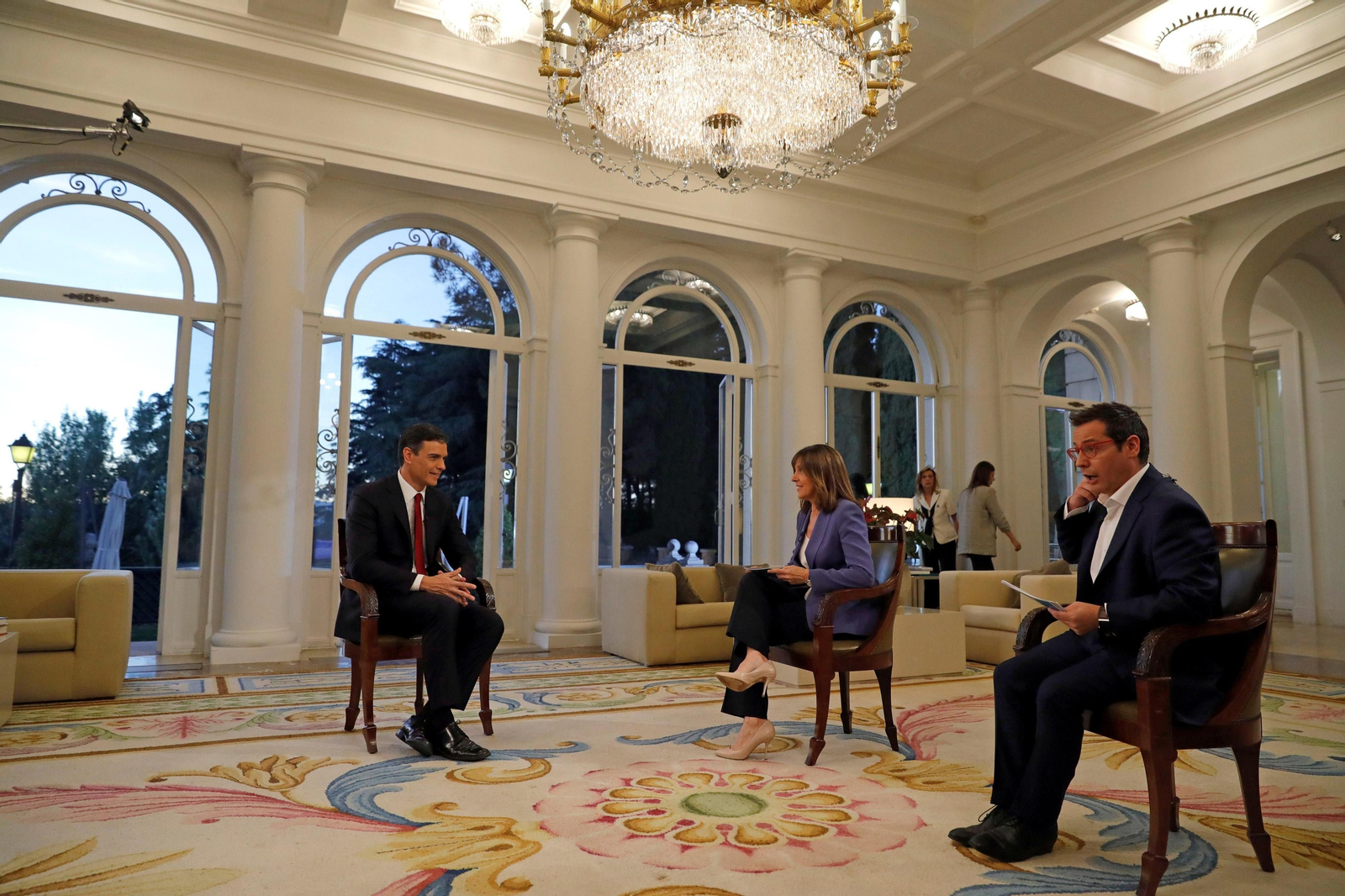 La primera entrevista de Pedro Sánchez como presidente, en imágenes