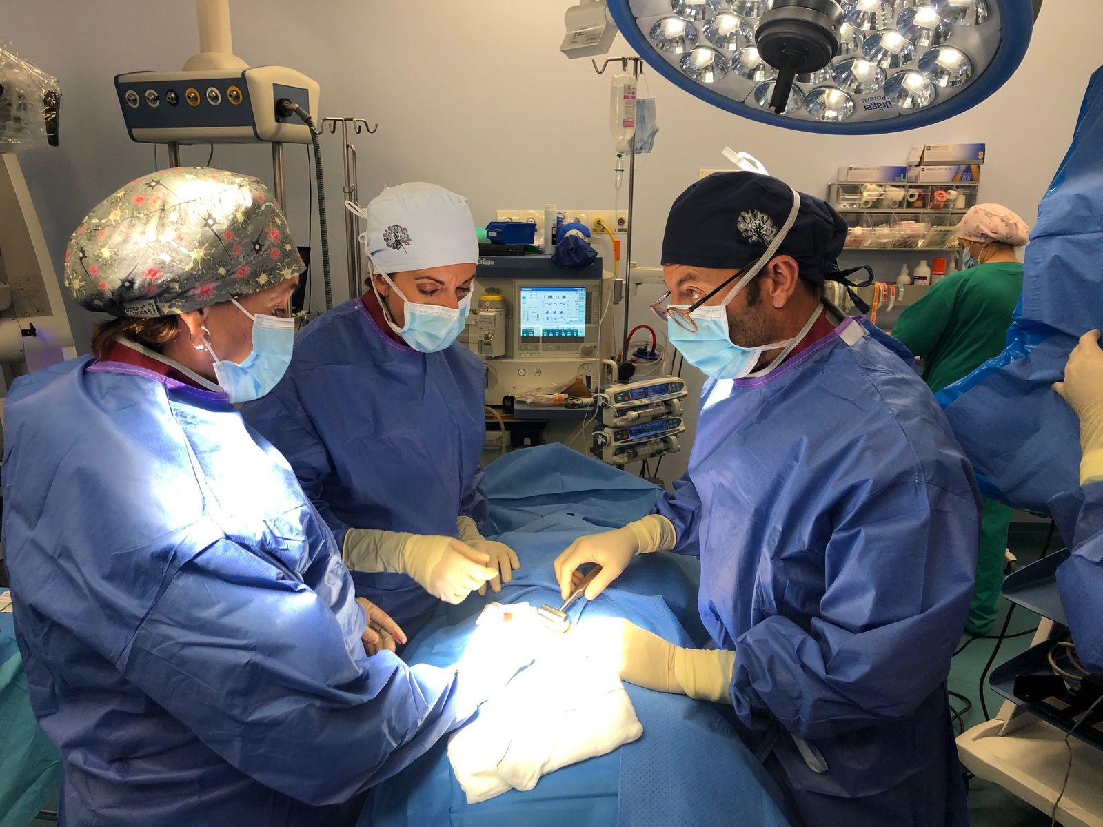 El Dr. Ángel Horcajadas junto a su equipo durante una intervención de médula espinal.