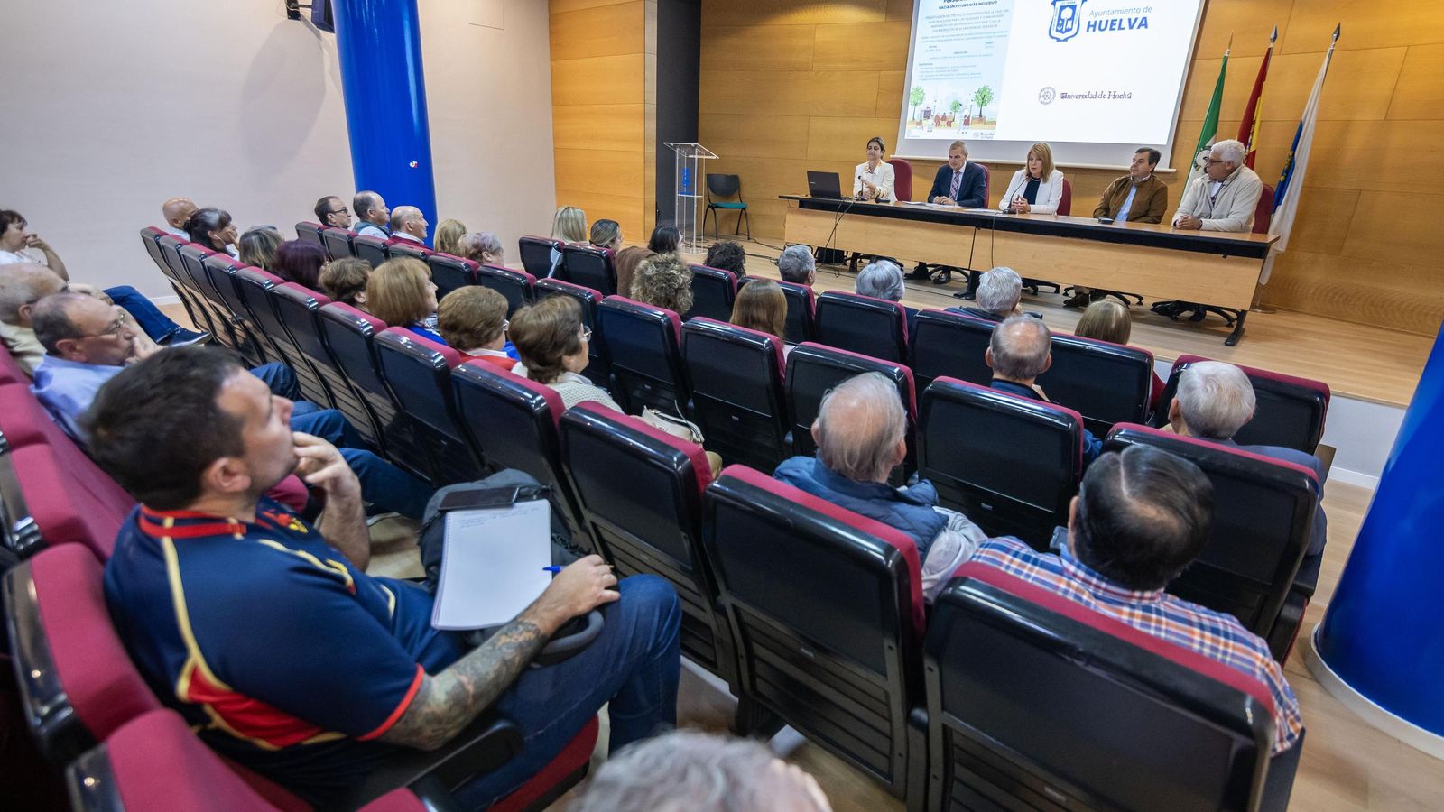 Asistentes a la presentación del plan para hacer la ciudad más amigable con los mayores.