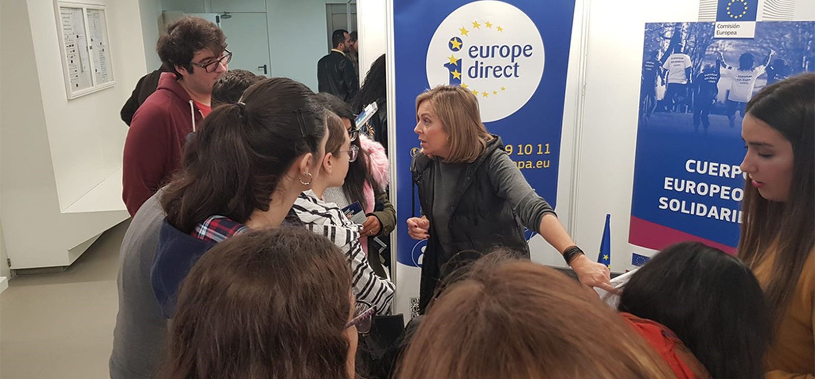 Estudiantes buscan información en uno de los expositores de la Feria del Empleo en Algeciras