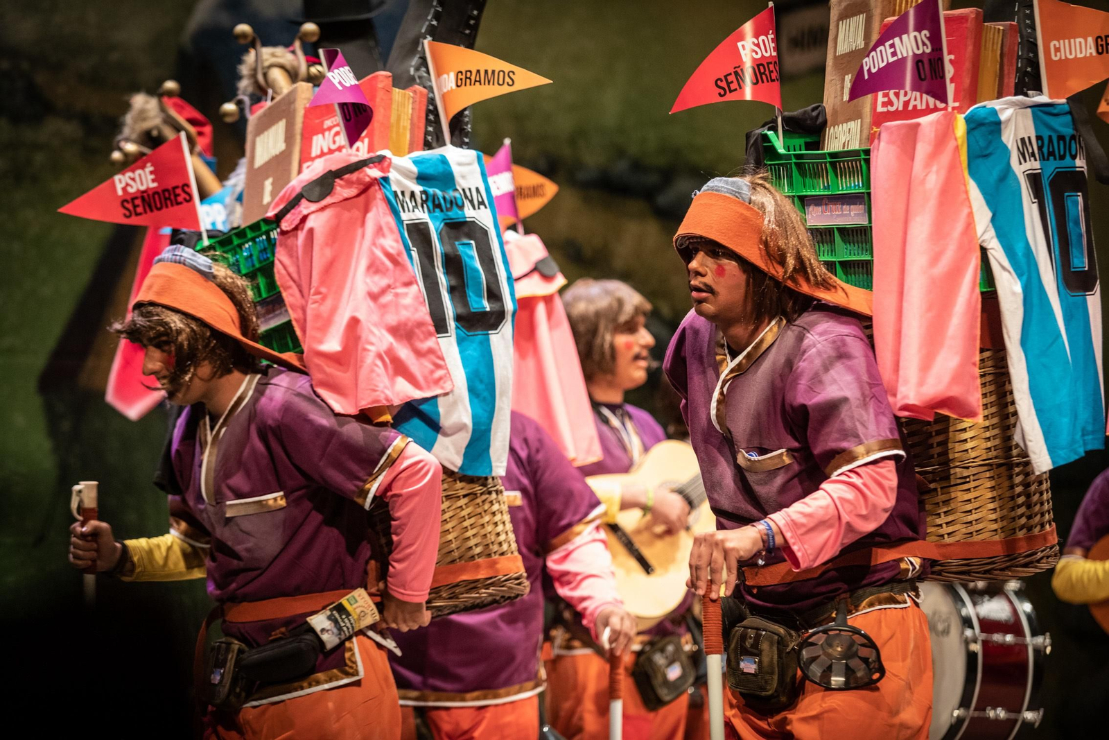 La chirigota 'Qué cruz de guía' sobre el escenario del Falla