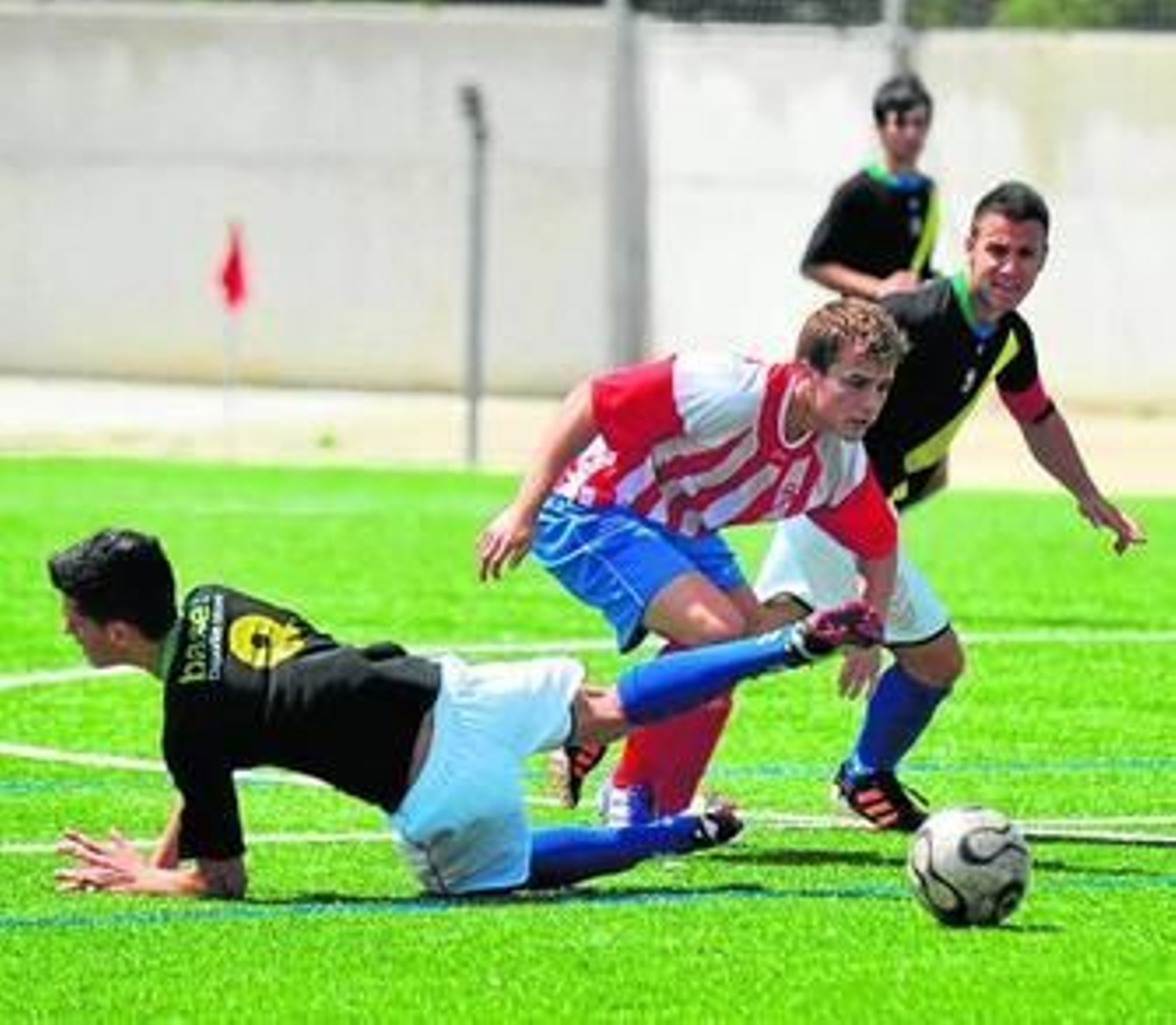 Los jugadores del Salvador Allende festejan el ascenso logrado ante el Ilipense.