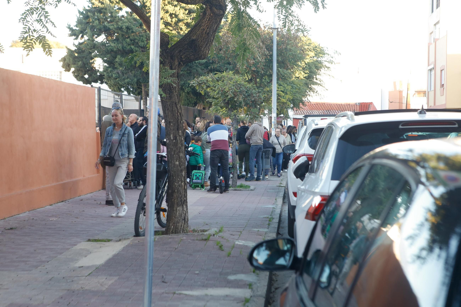 Las fotos del viral "Besito y a juí" para aparcar en los colegios de La Línea