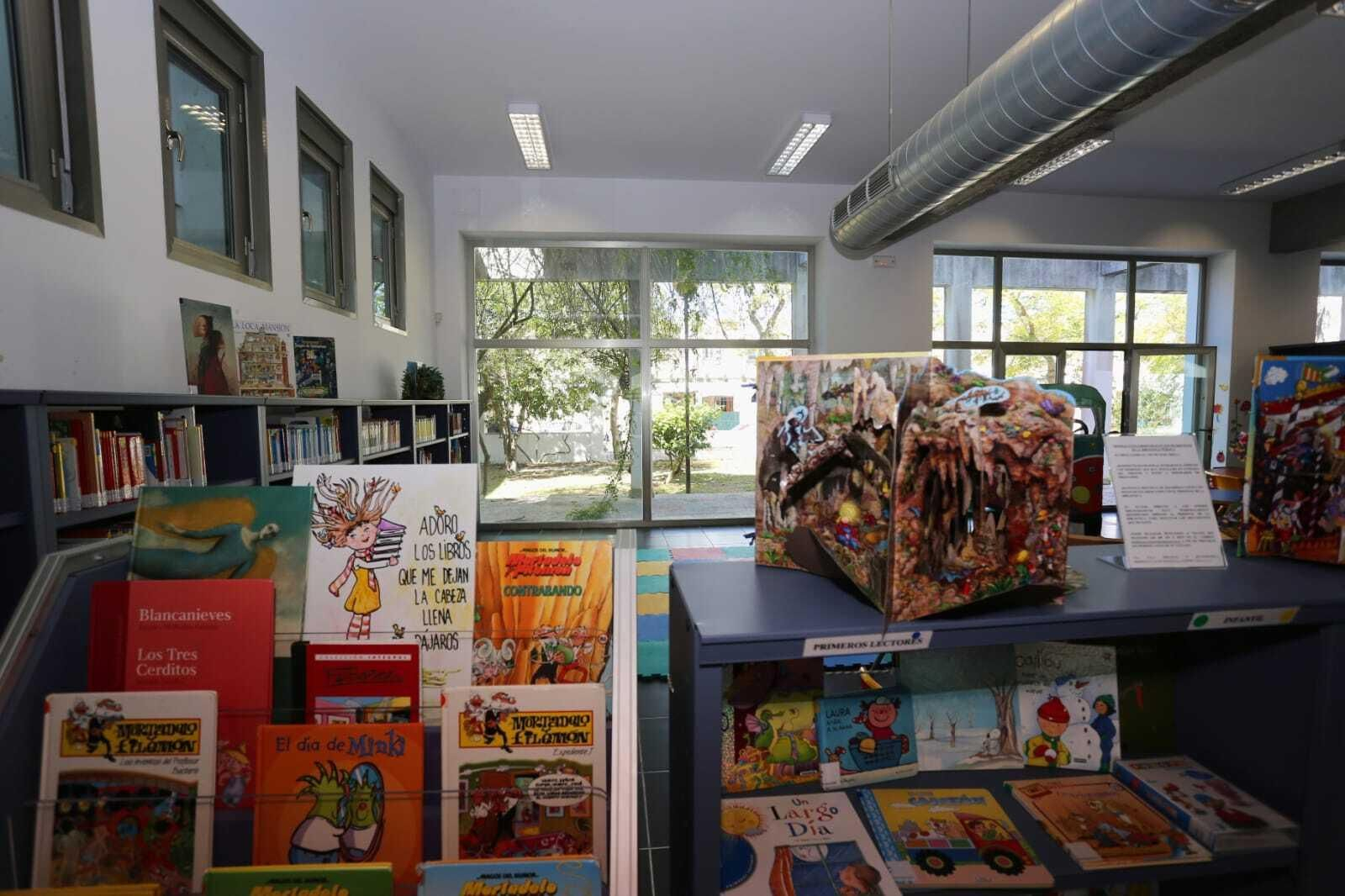La dotación de mobiliario para las bibliotecas es una de las asignaturas pendientes. La dotación de mobiliario para las bibliotecas es una de las asignaturas pendientes.