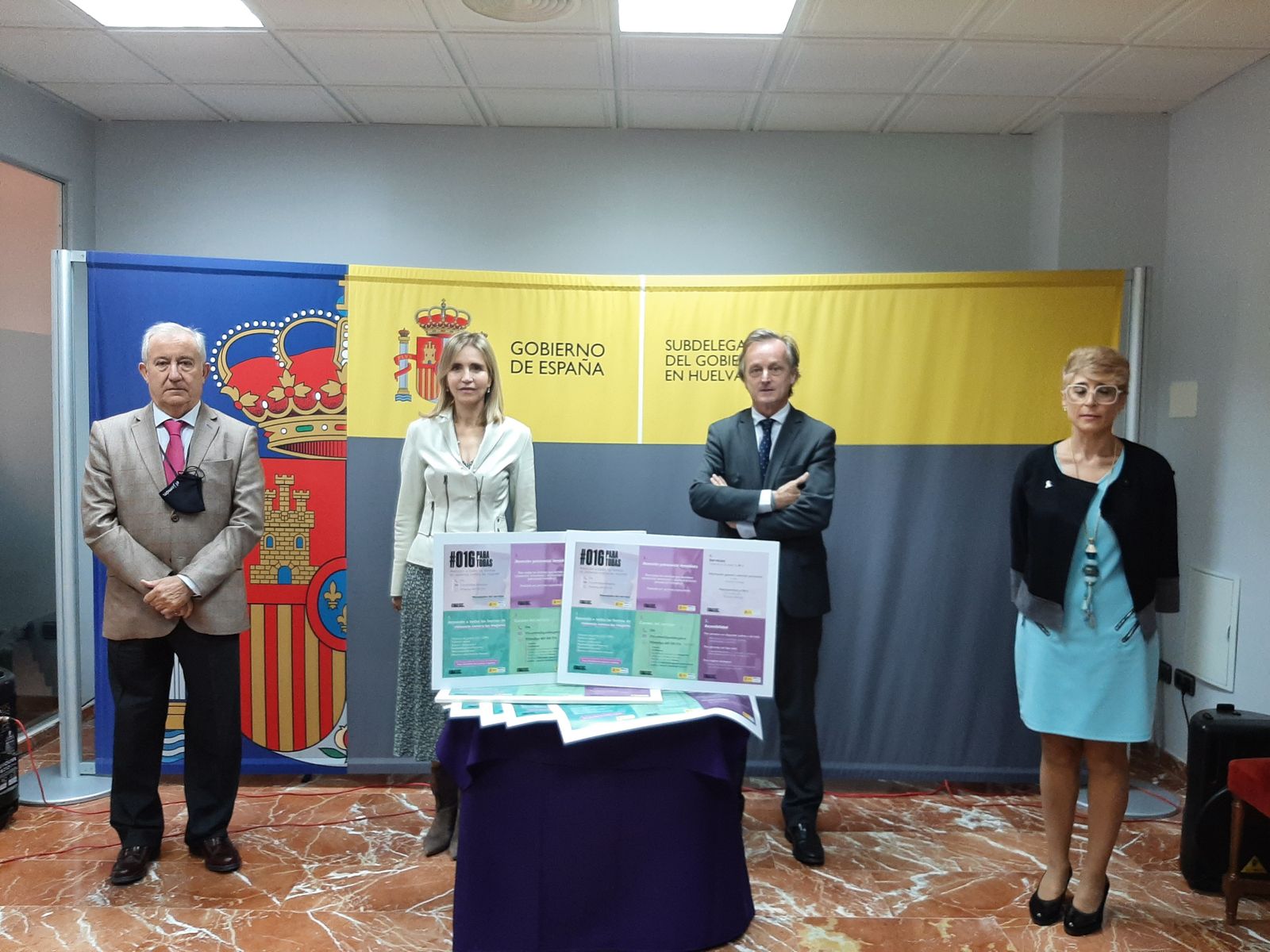 Empresas de Huelva ayudan en la difusión del 016 para la atención de la violencia contra las mujeres.