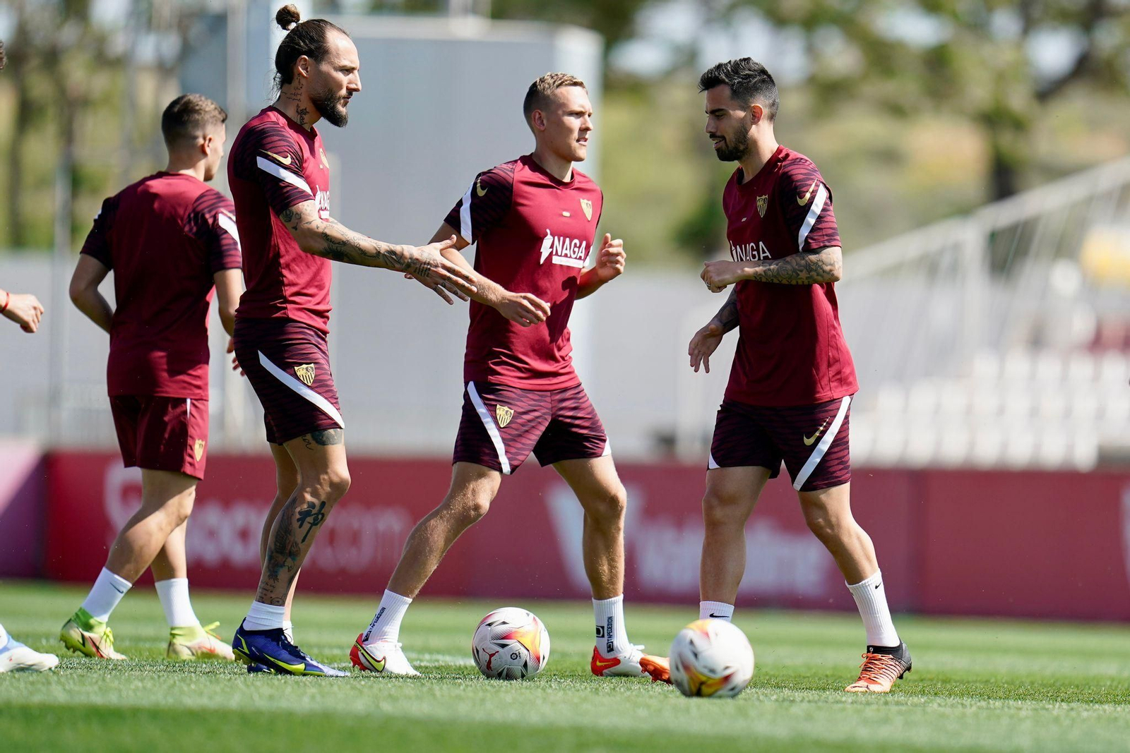 Suso es recibido por Gudelj ante Augustinsson, este lunes.